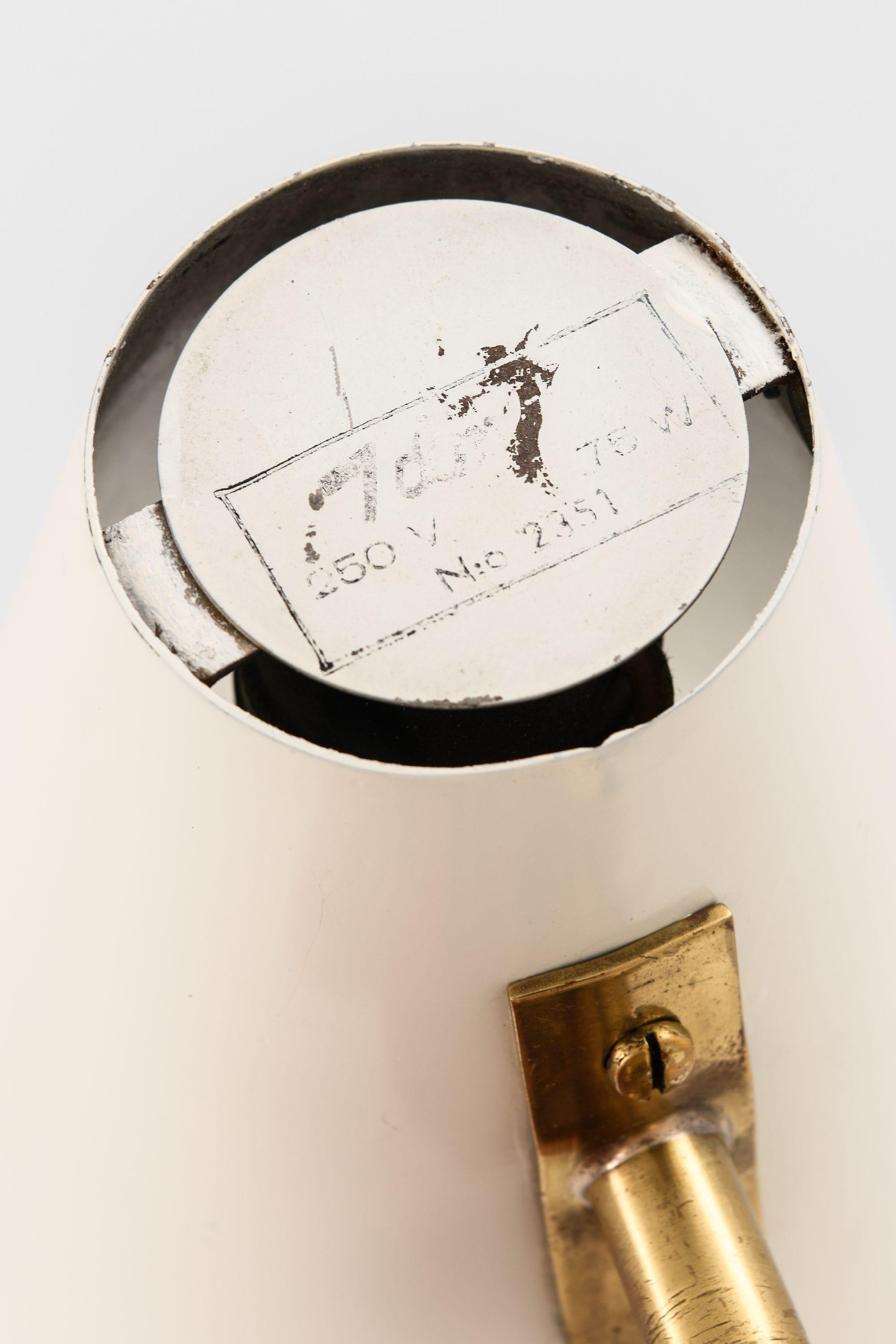 Lampade da parete in ottone e metallo laccato bianco di Paavo Tynell, anni '50 In condizioni buone in vendita a Limhamn, Skåne län