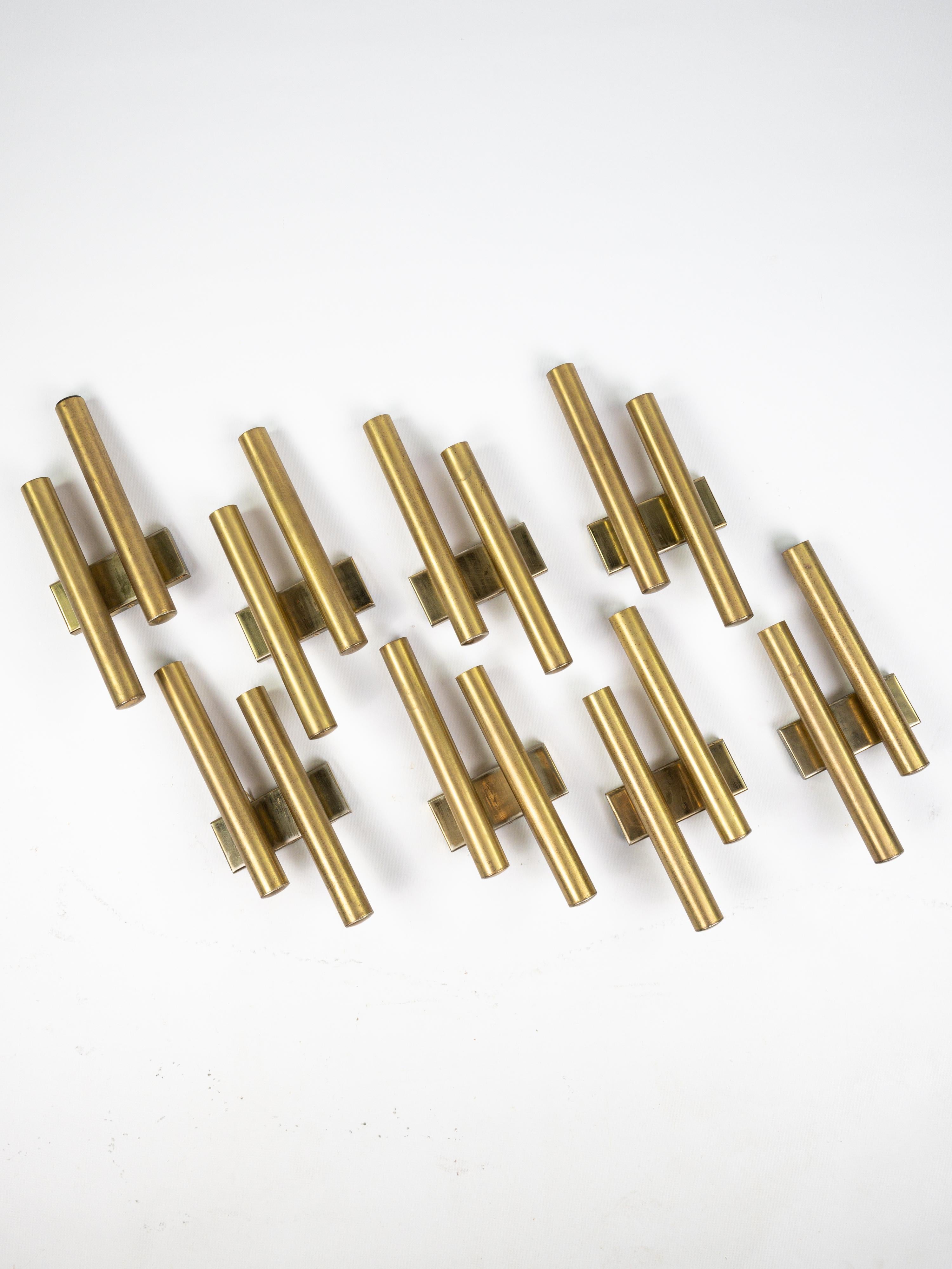 Merveilleux ensemble de 8 lampes murales en laiton satiné conçu par Gio Ponti pour Candle edition circa 1960. 

Très belle patine. 

Plus d'informations sur demande. 