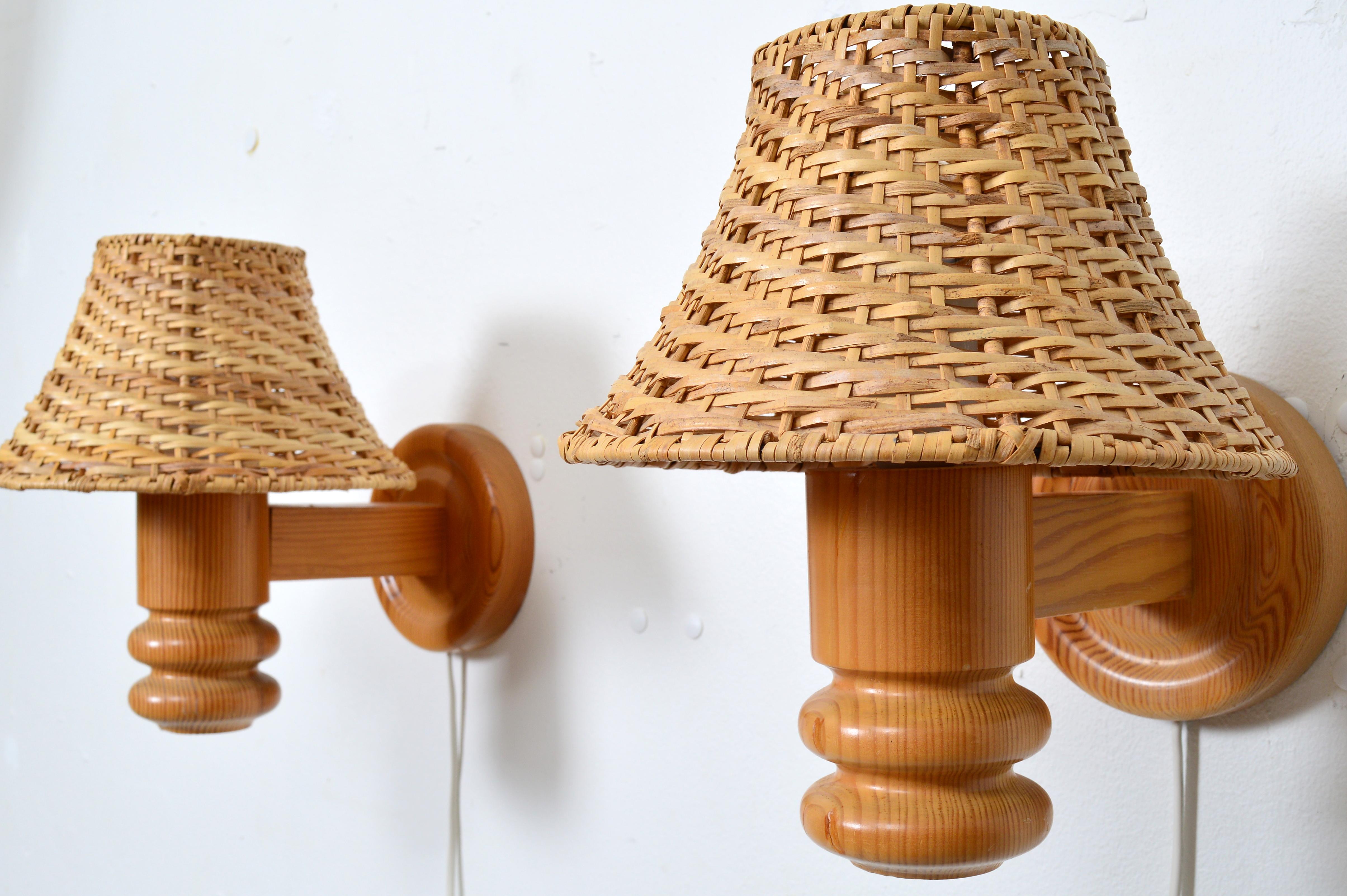 Scandinave moderne Lampes murales en pin avec abat-jour en rotin par Solbackens Svarveri, Suède, 1970 en vente