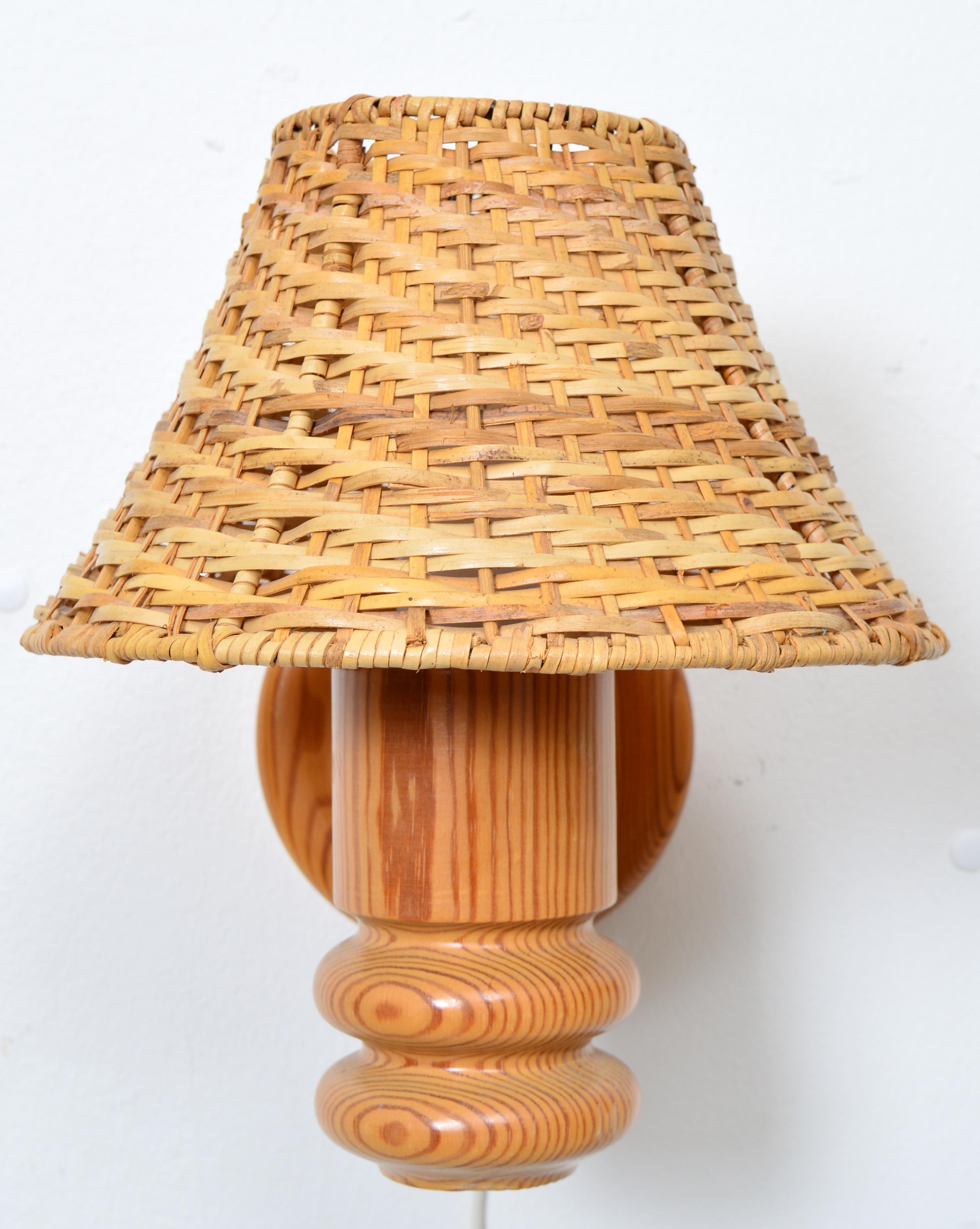 Fin du 20e siècle Lampes murales en pin avec abat-jour en rotin par Solbackens Svarveri, Suède, 1970 en vente