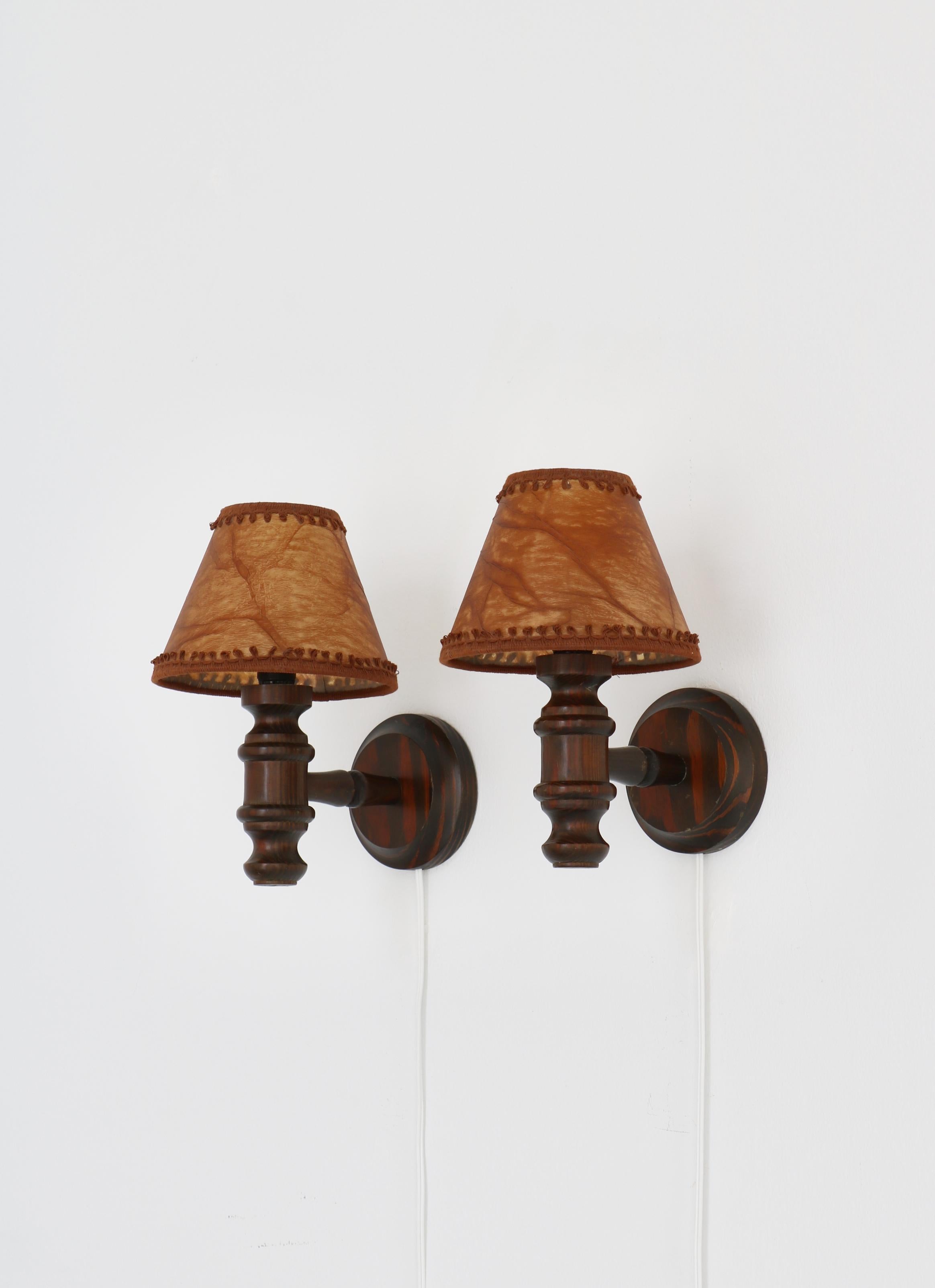 Wall Lamps in Stained Pine and Faux Leather Shades, Denmark, 1950s In Good Condition For Sale In Odense, DK