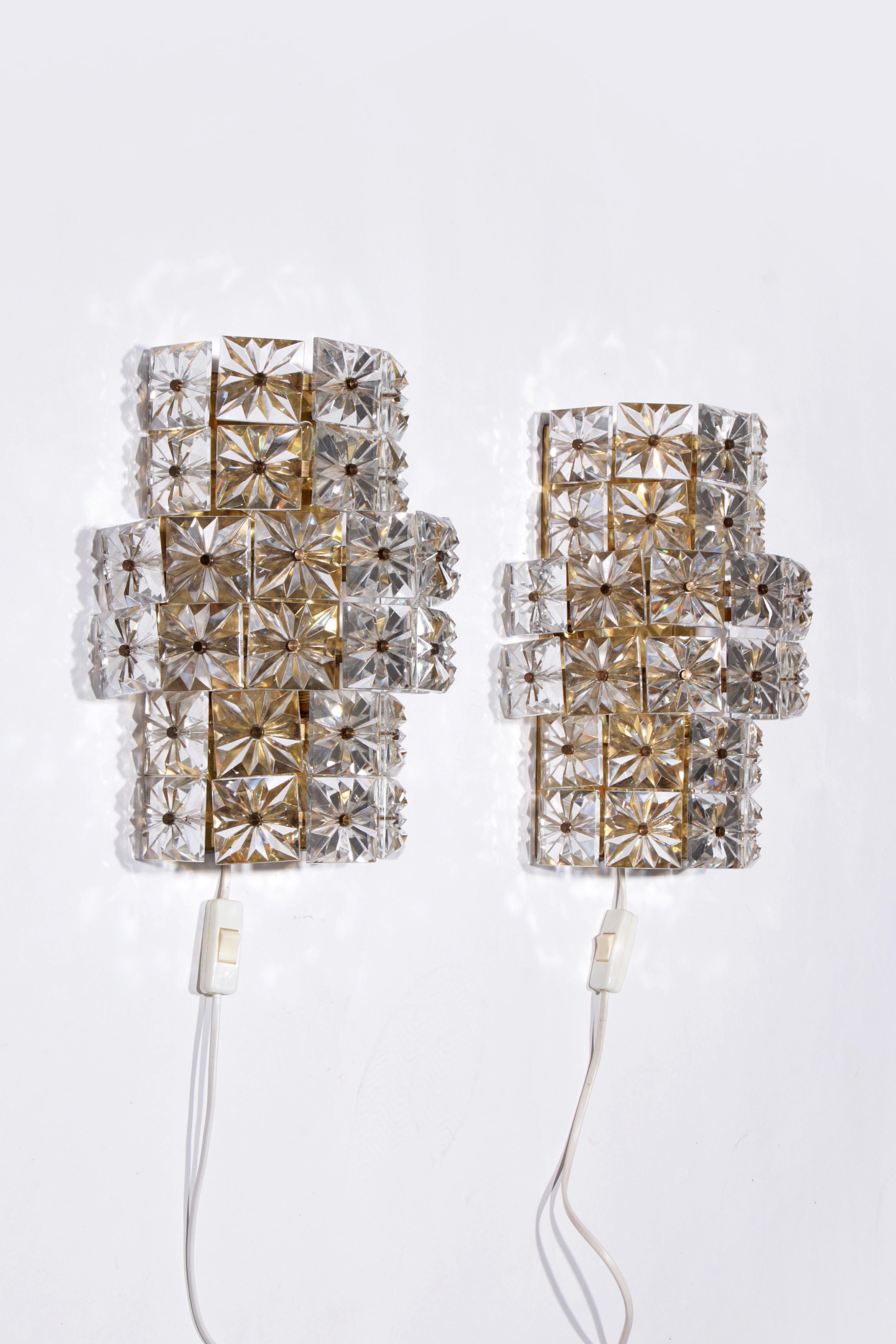 all lamps Scandinavia set of 2, gold-colored with glass plates, 1960

Discover the charm of the 60s with this beautiful set of two Scandinavian wall lamps. These unique lamps are a real eye-catcher in any interior. The combination of a gold-colored