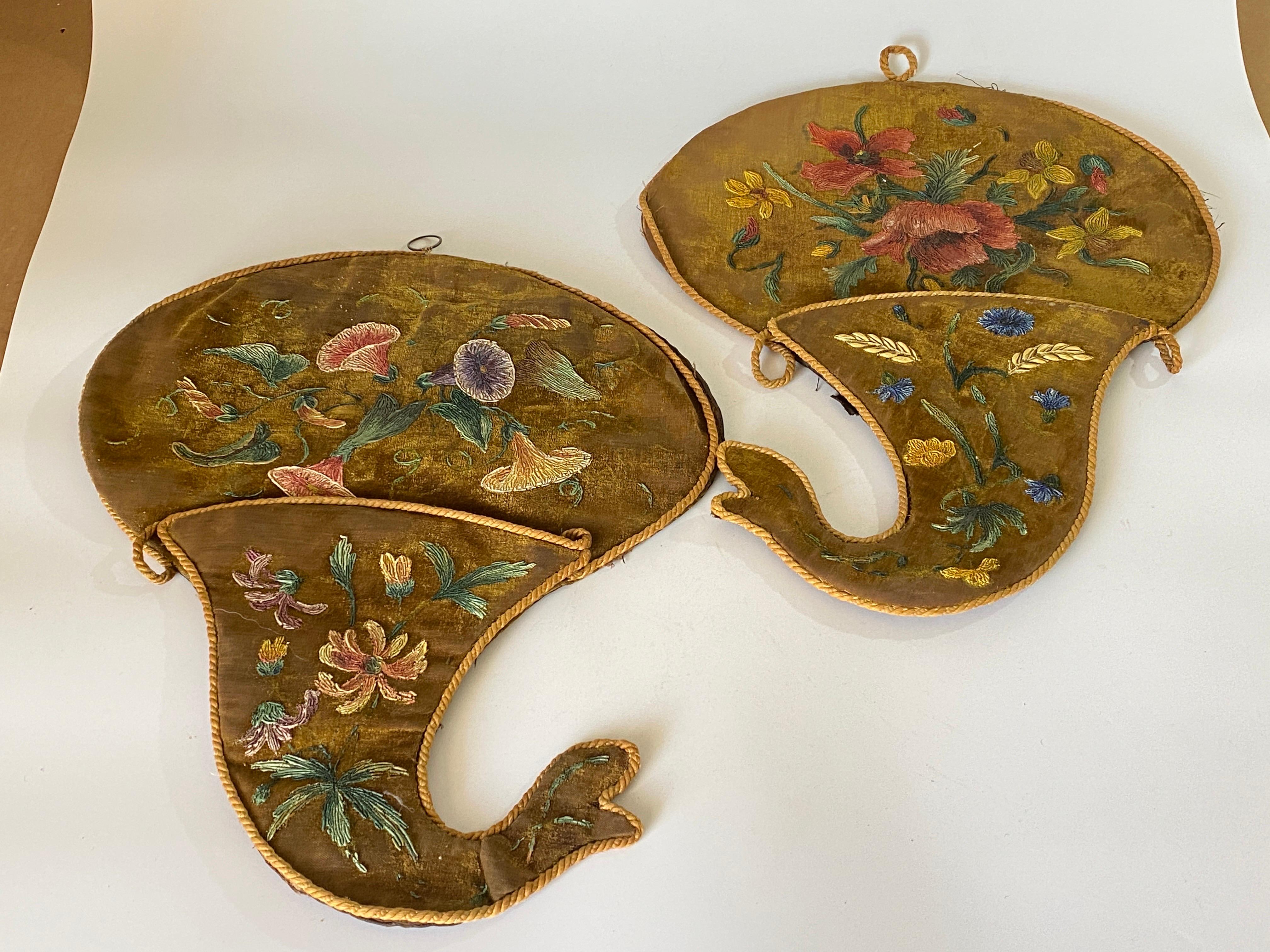 Wall Letter Holder in Embroidery on Fabric, with Floral Decorations 19th Century For Sale 7