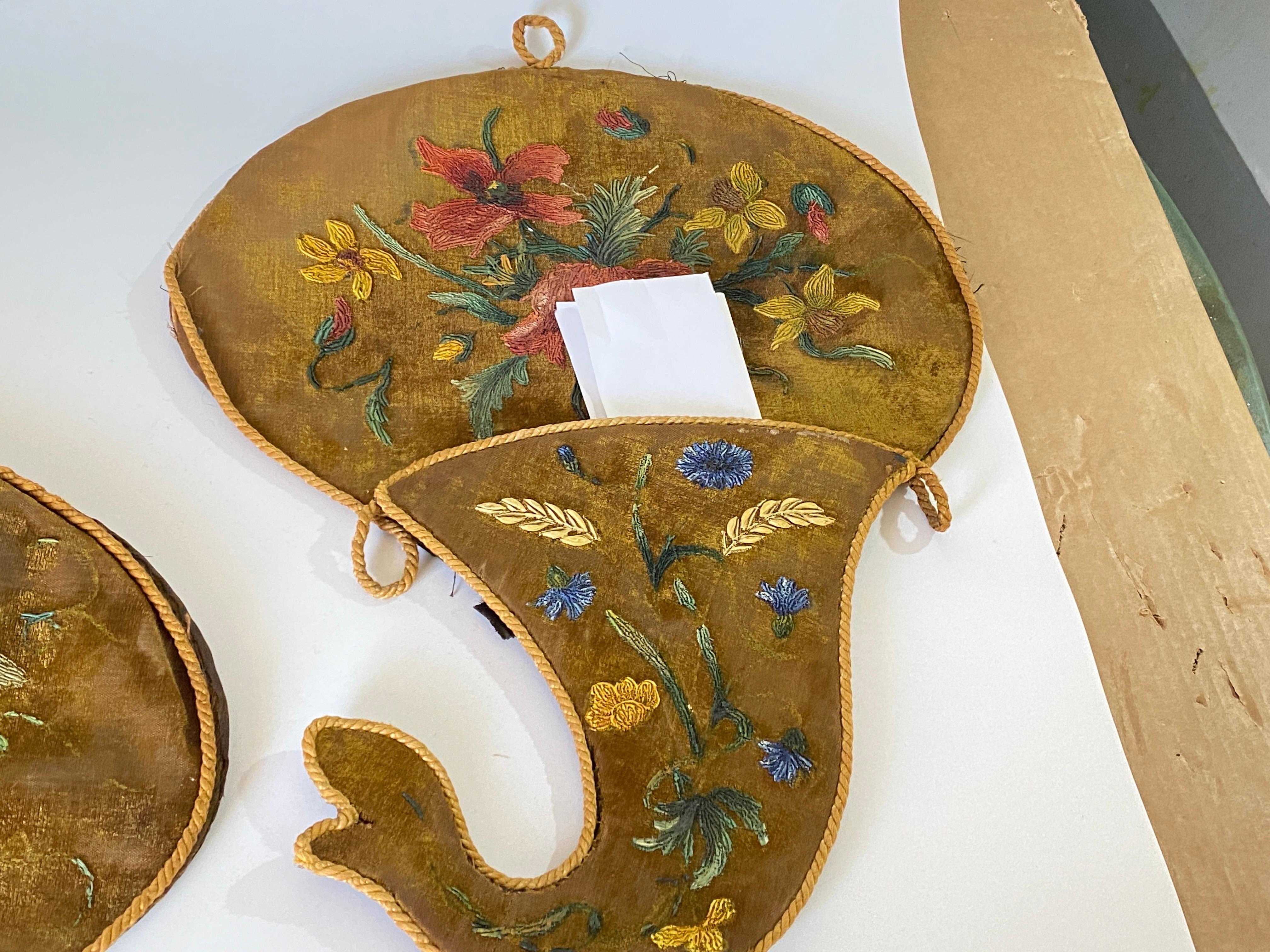 Wall Letter Holder in Embroidery on Fabric, with Floral Decorations 19th Century For Sale 9
