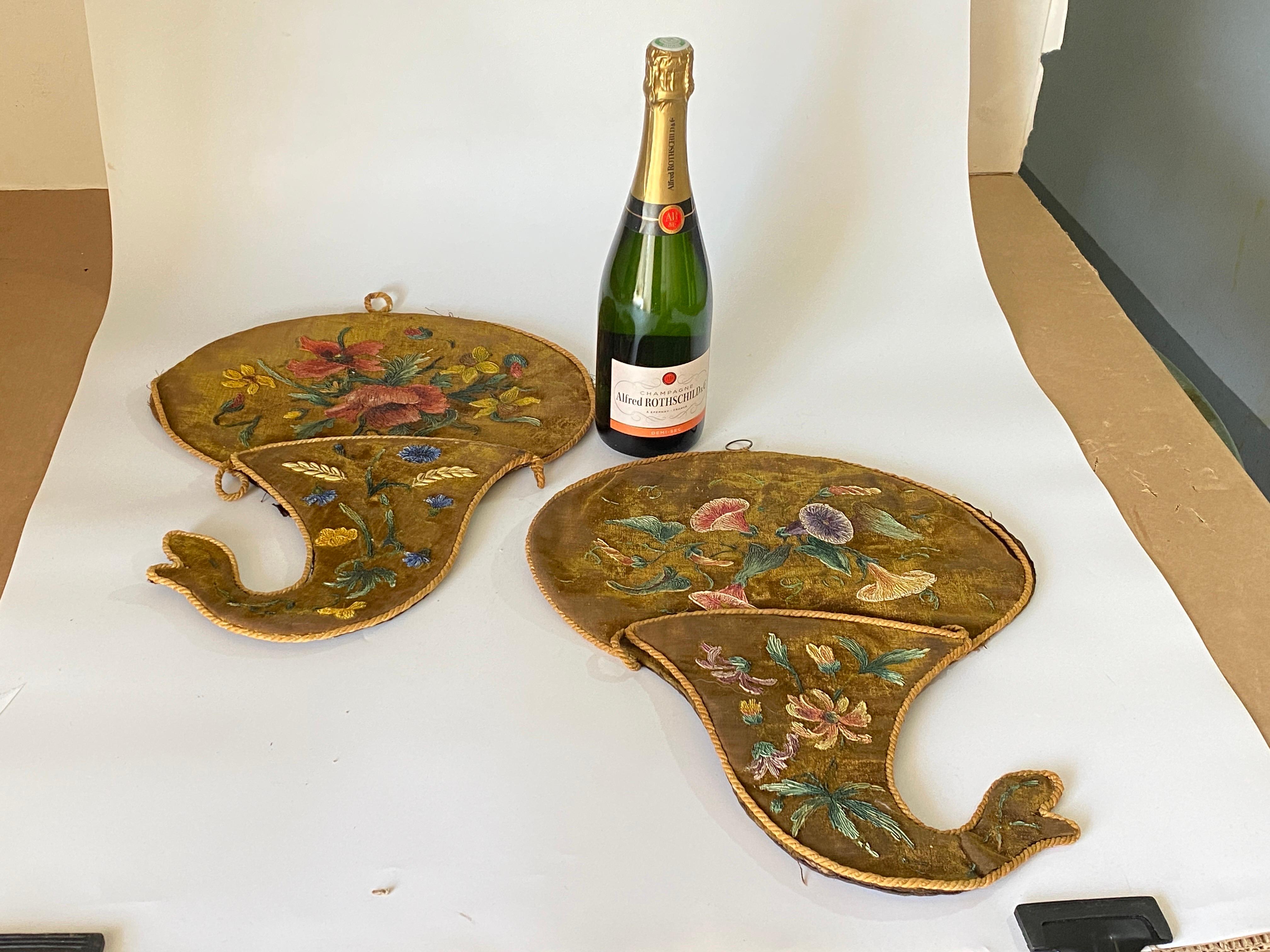 Wall Letter Holder in Embroidery on Fabric, with Floral Decorations 19th Century For Sale 10