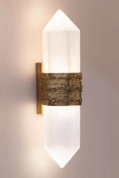 Applique BLOC, bronzo fuso con selenite/labastro, Cinabre Gallery