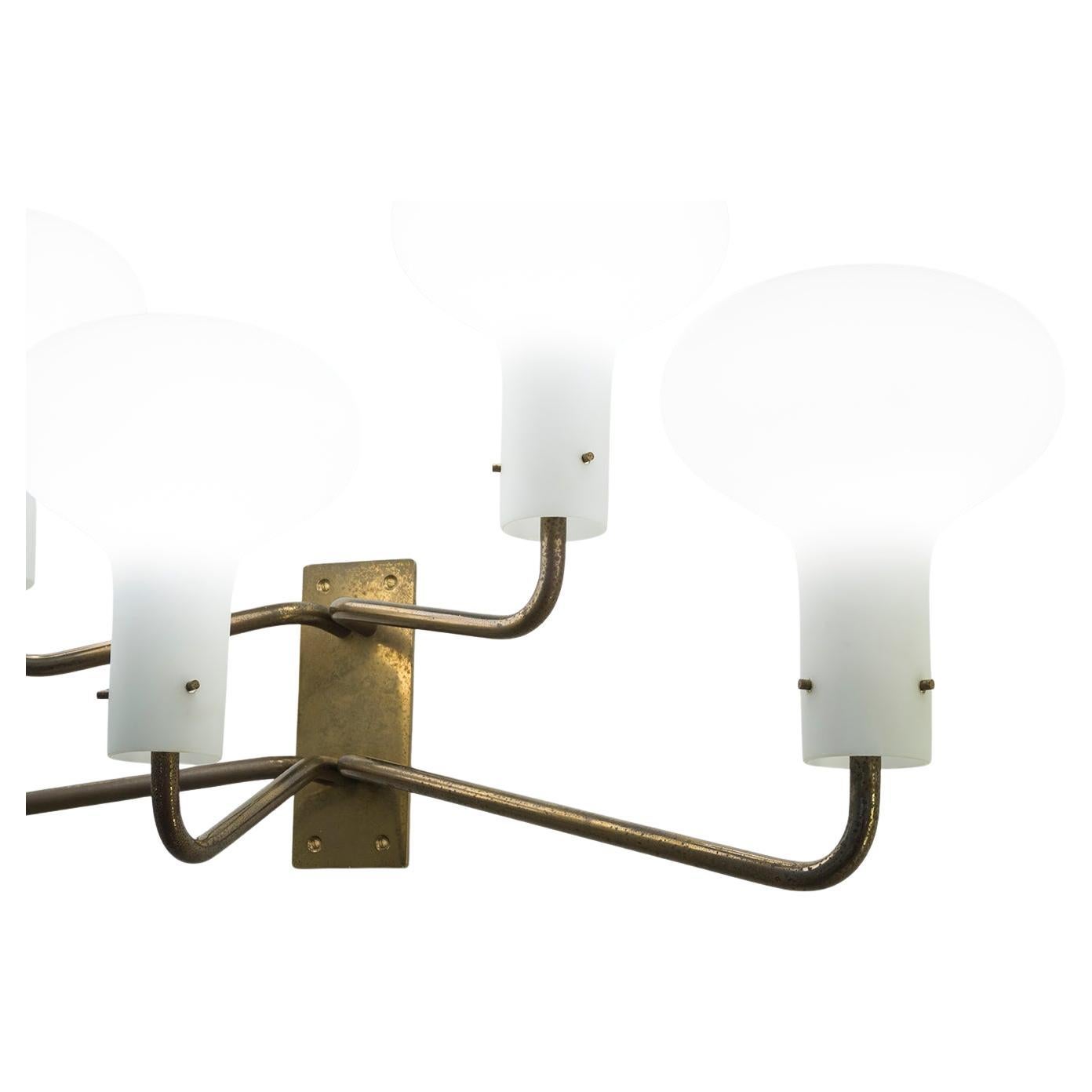 Questa bellissima lampada da parete, modello 'LP12', è realizzata in ottone con luci in vetro opalino.
È stato progettato da Ignazio Gardella.