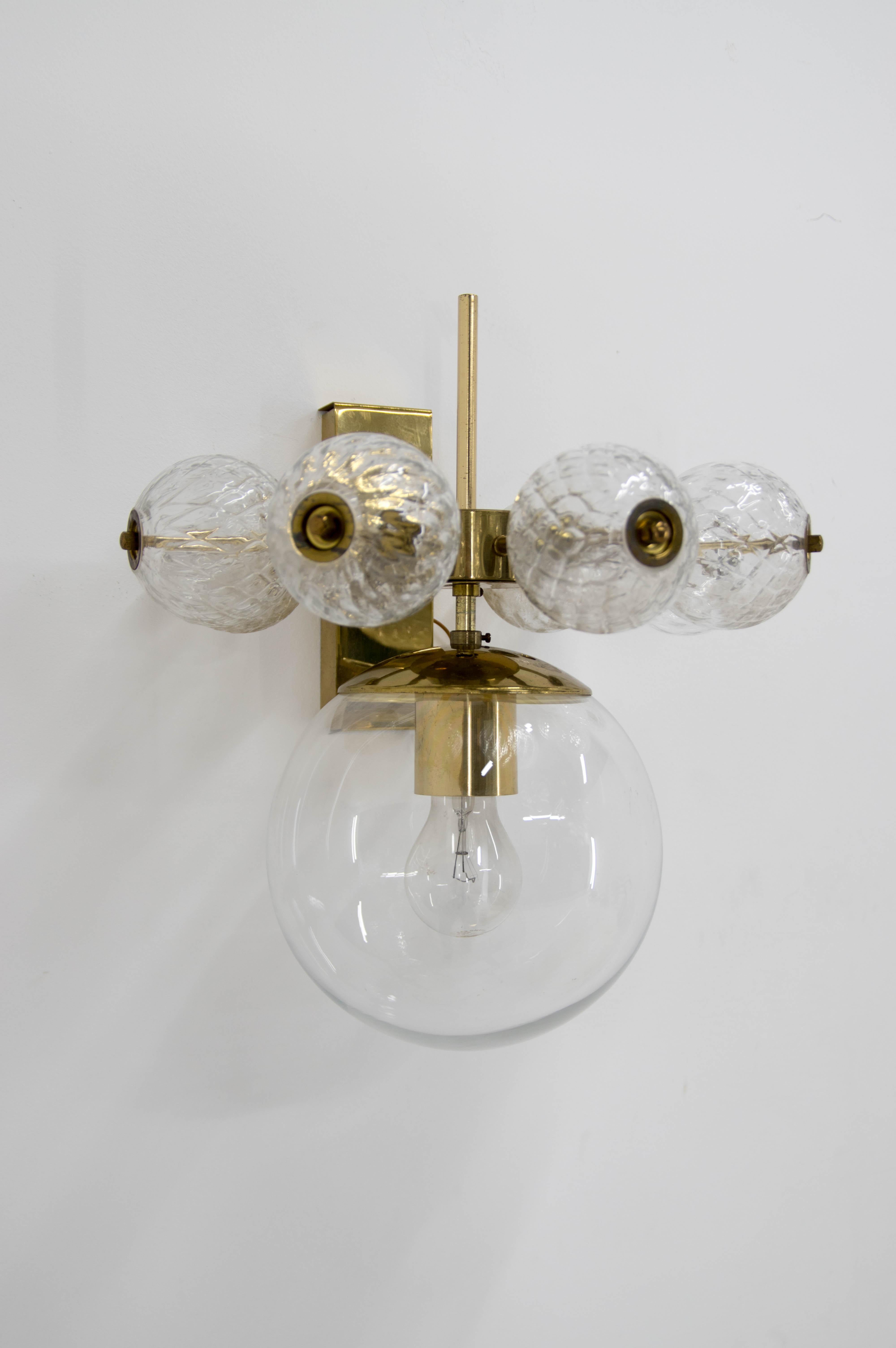 Designed by Bejvl in the 1980s, this beautiful wall lamp was part of a large concept of luminaires using different sizes of blown glass spheres attached in many variations to a brass structure
More items available
1x60W, E25-E27 bulb
US wiring