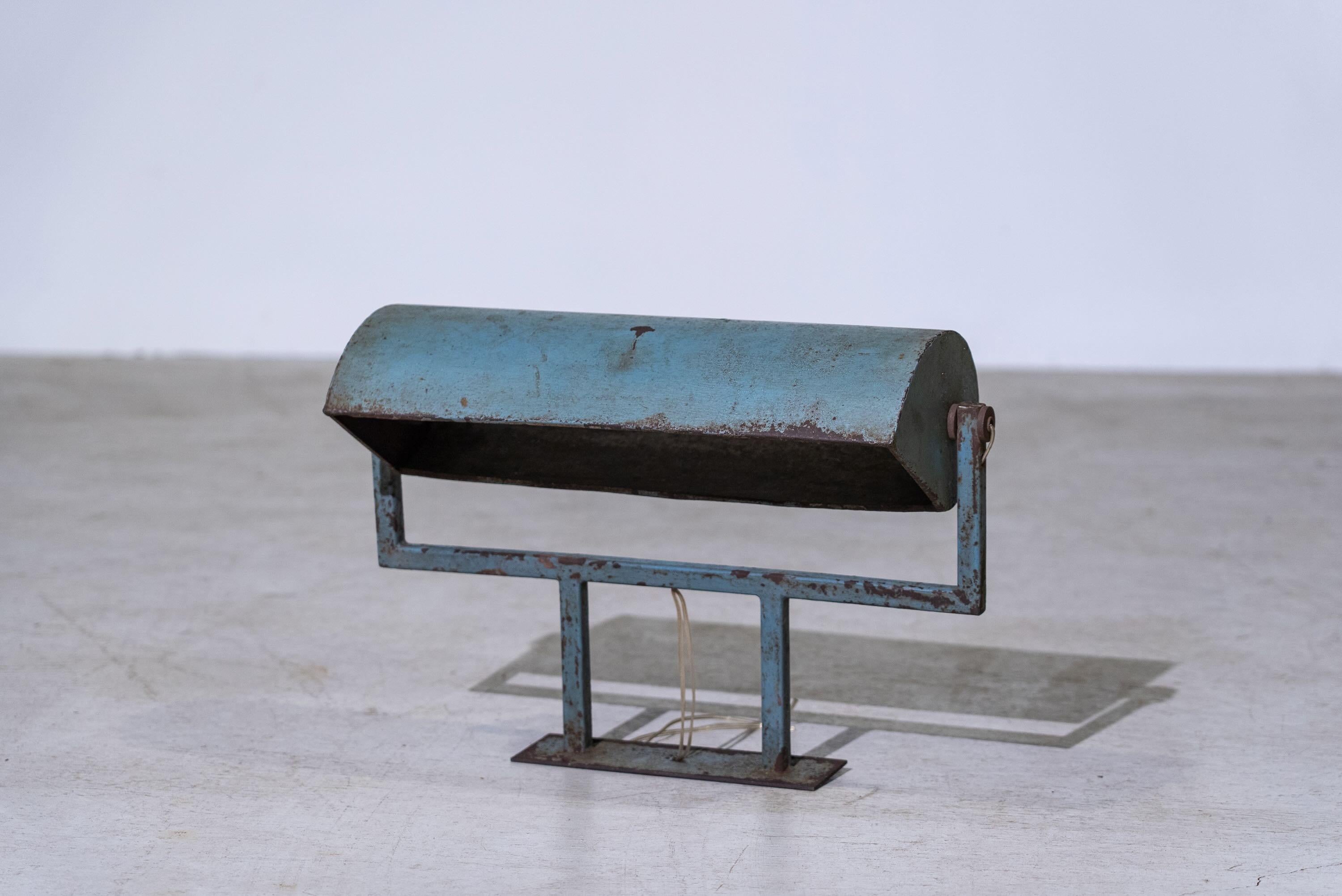 Une authentique pièce du milieu du siècle provenant de la légendaire commande de Le Corbusier à Chandigarh. Abat-jour et base en fer.