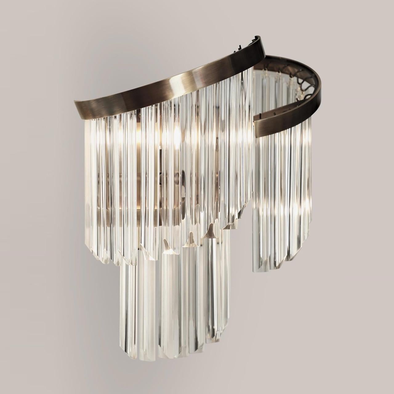 Wall Light Featuring Glass and Gold-Plated Brass Elements Minimalista en venta