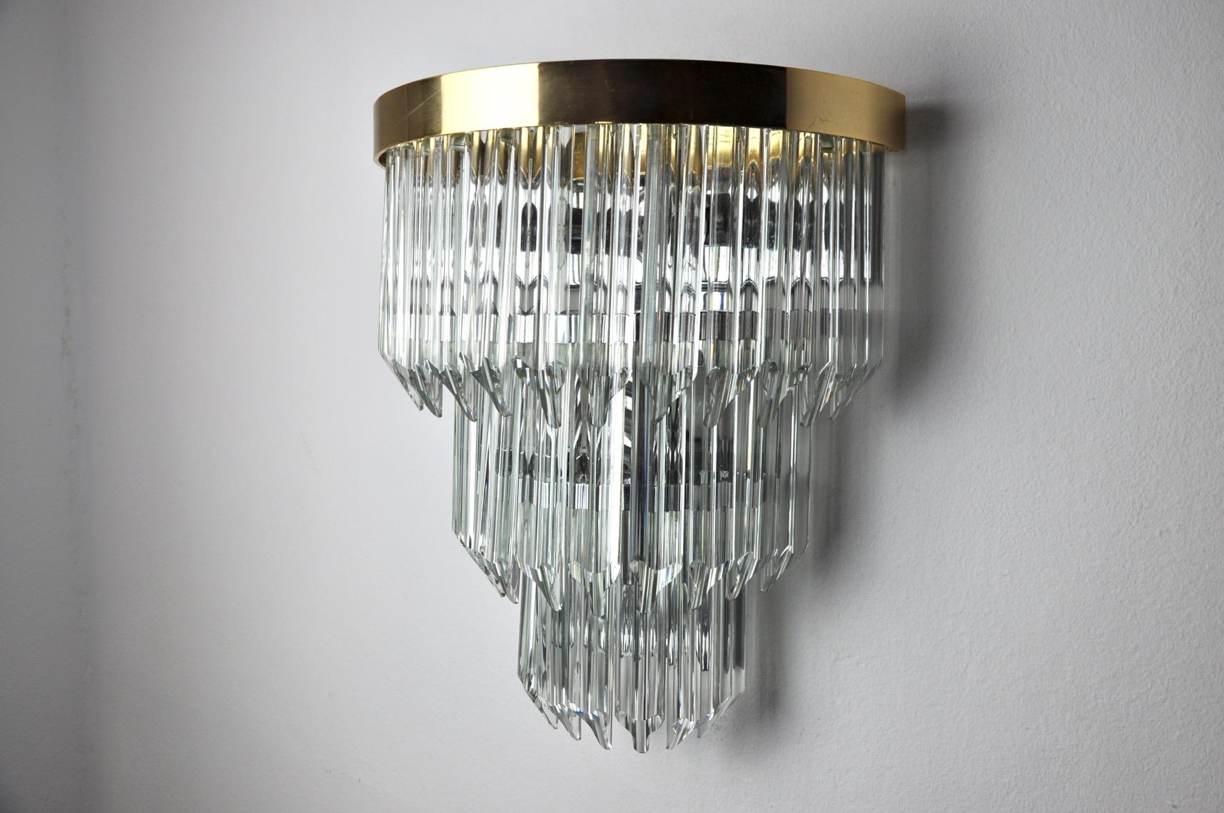 Large Venini sconce dating from the 70s. Cut glass and gilded metal structure. Unique object that will illuminate and bring a real design touch to your interior. Verified electricity, time mark relative to the age of the object. Easy installation,