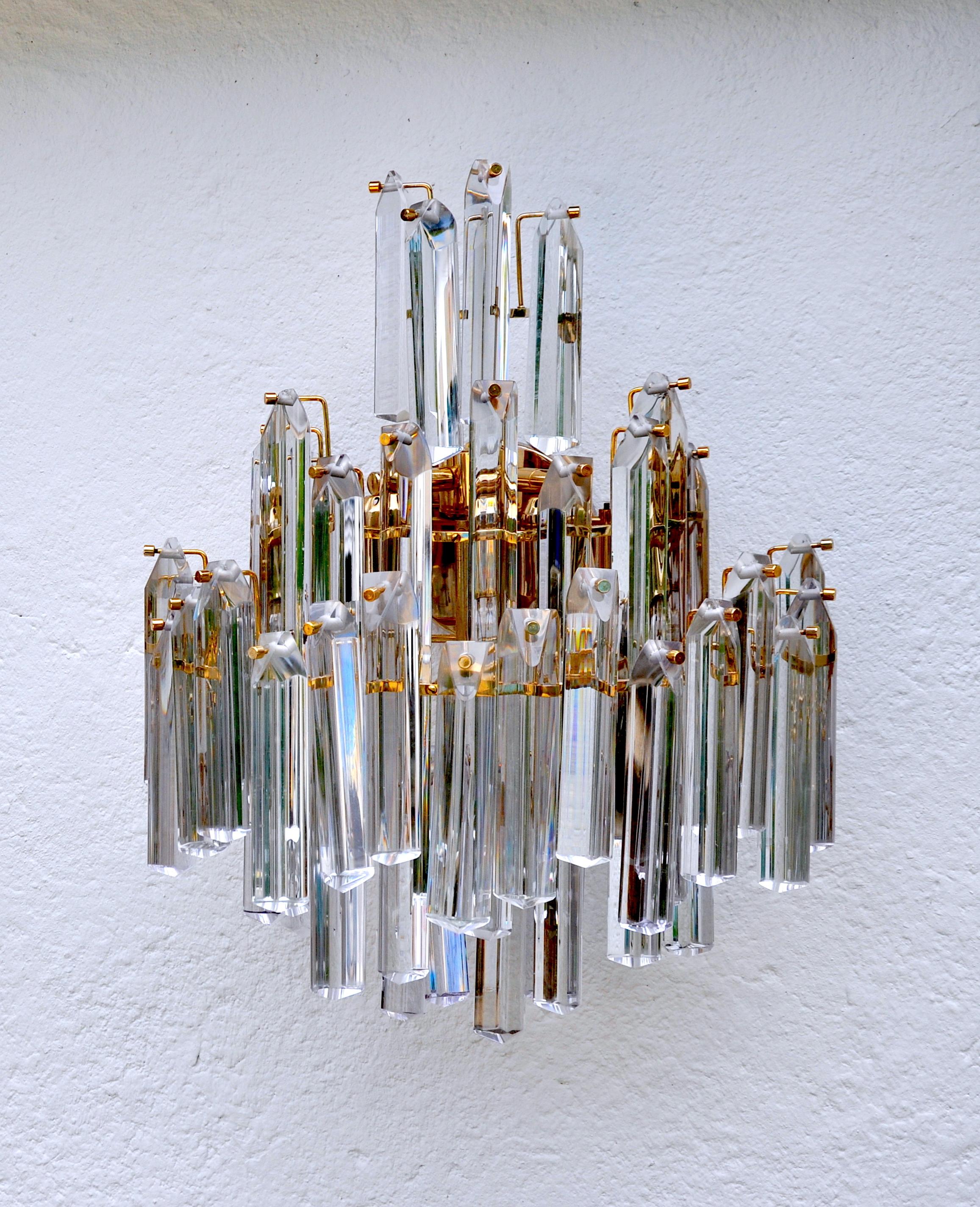 Superb and rare Venini sconce with 4 tiers dating from the 70s. Murano glass and gilded metal structure. Unique object that will illuminate and bring a real design touch to your interior. Verified electricity, time mark relative to the age of the