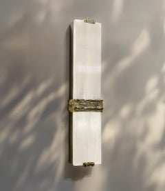 Applique GEMME4, bronzo fuso con selenite, Cinabre Gallery