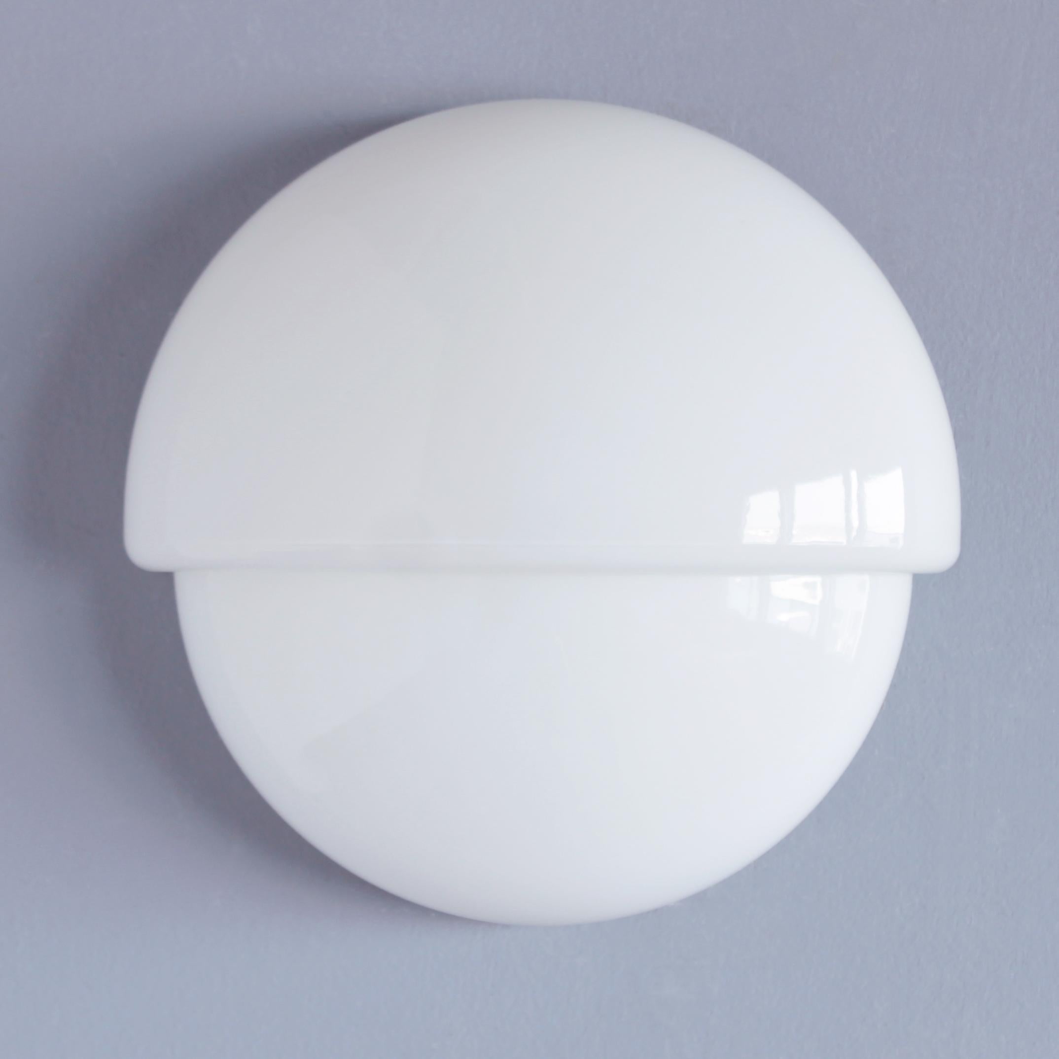 Wall light 'Grande Mania' designed by the Italian designer Vico Magistretti for Artimide, Milano. Marked.

Dimensions: diameter 11.0 inches (28 cm), depth of the wall 4.1 inches (10,5 cm).

The lamp, which is fixed on the wall with a painted