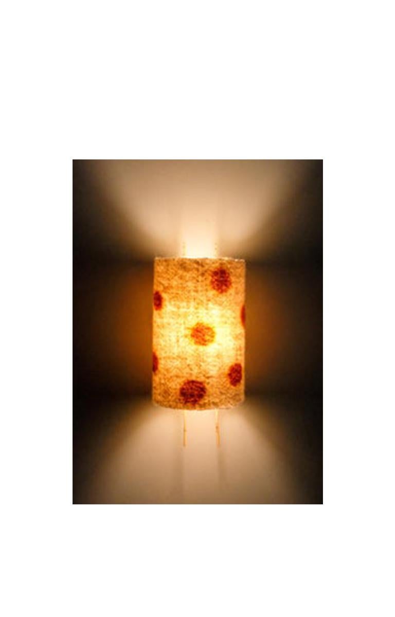 -Handspun and handwoven wall light
made with 100% Siroua wool, an endangered sheep living in a volcanic massif with very long wool fibers, located less than 100 km from the weavers' village
- Decorative motifs painted by hand with henna paste and