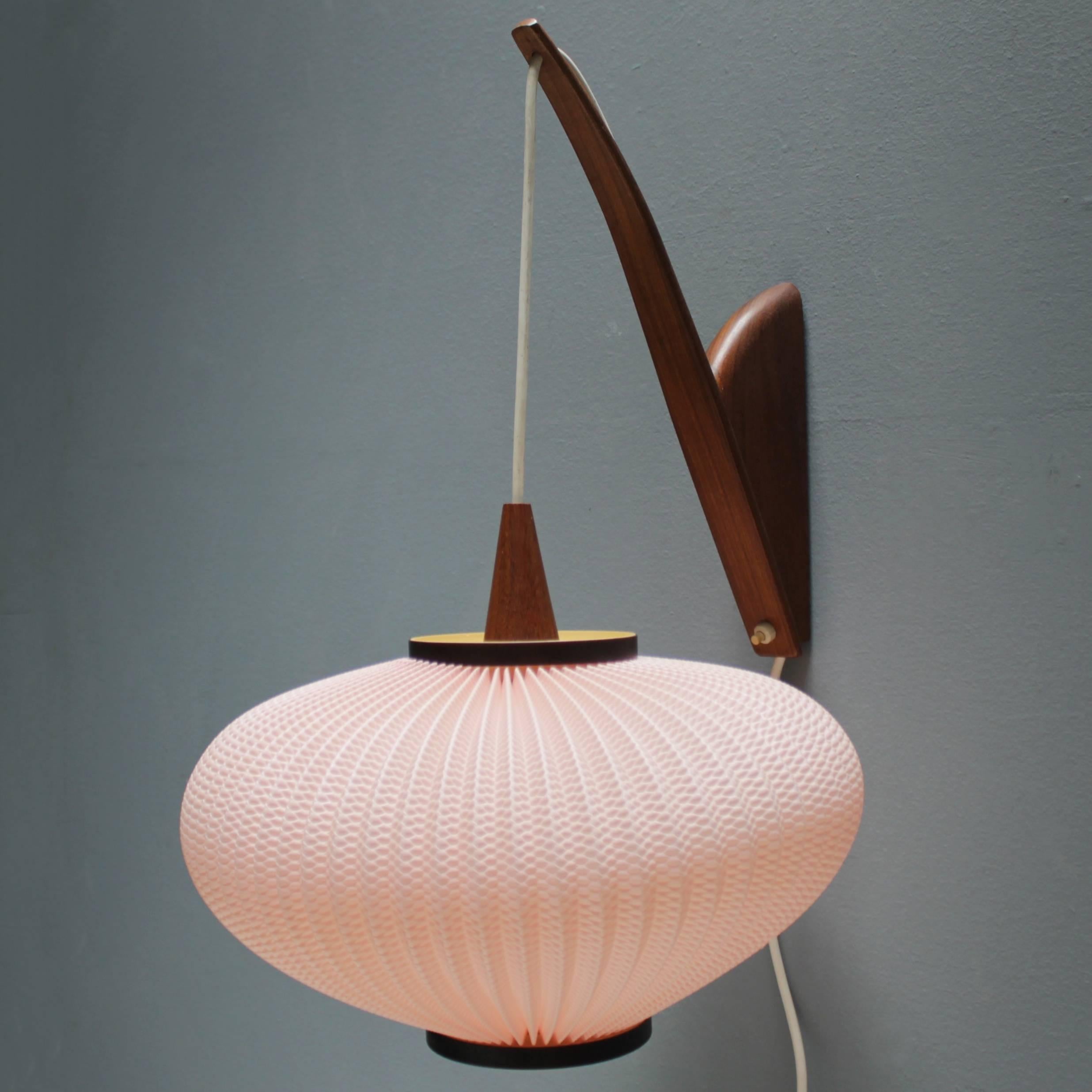 Danish lamp by Lars Schiøler, in walnut and celluloid (rhodoïd). Same kind of shade as the French lights of Rispal. Beautiful condition. One socket (E27 26-27 mm (medium) Edison screw (ES). Max. 40 Watt. The wire and socket are in a good