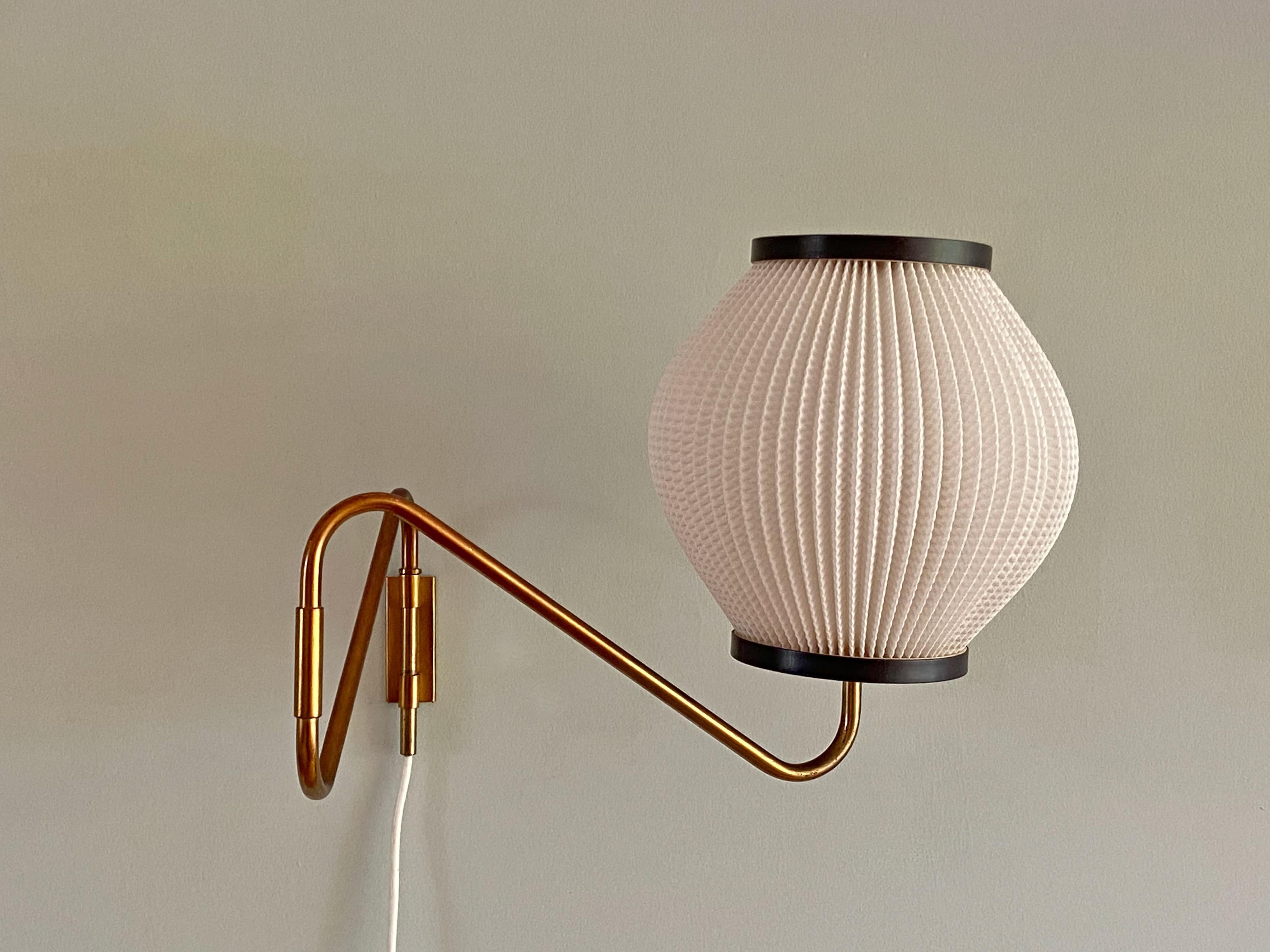 Wall lamp with Lars Schiøler shade, in brass and celluloid (rhodoïd). Beautiful condition. One E27 Edison screw (ES) socket with on-off switch. The wire and socket are in a good condition and ready to use worldwide.
 