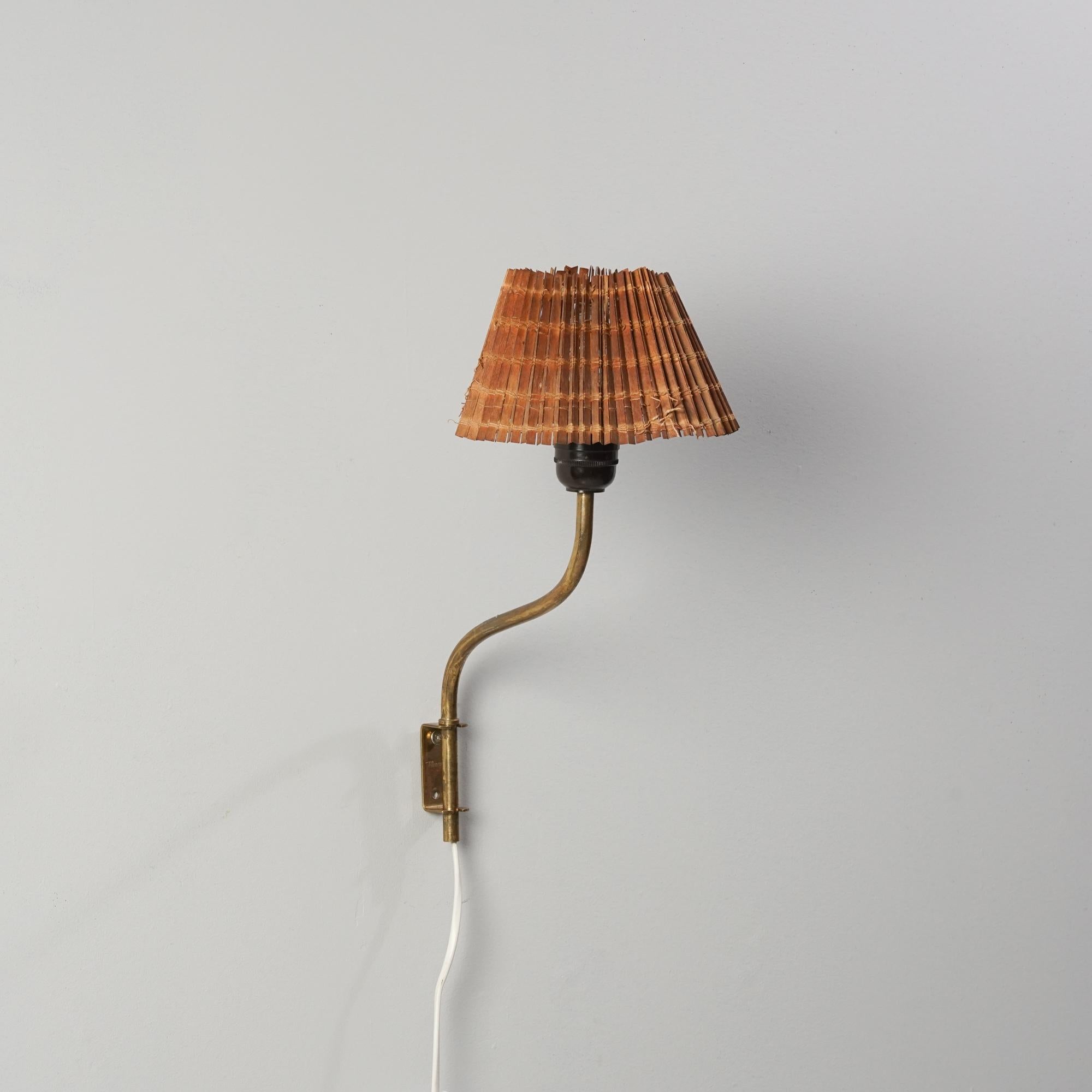 Wall light, manufactured by Idman Oy, 1950s. Brass frame, wooden slat shade. Marked. Good vintage condition, roughly patinated shade. 