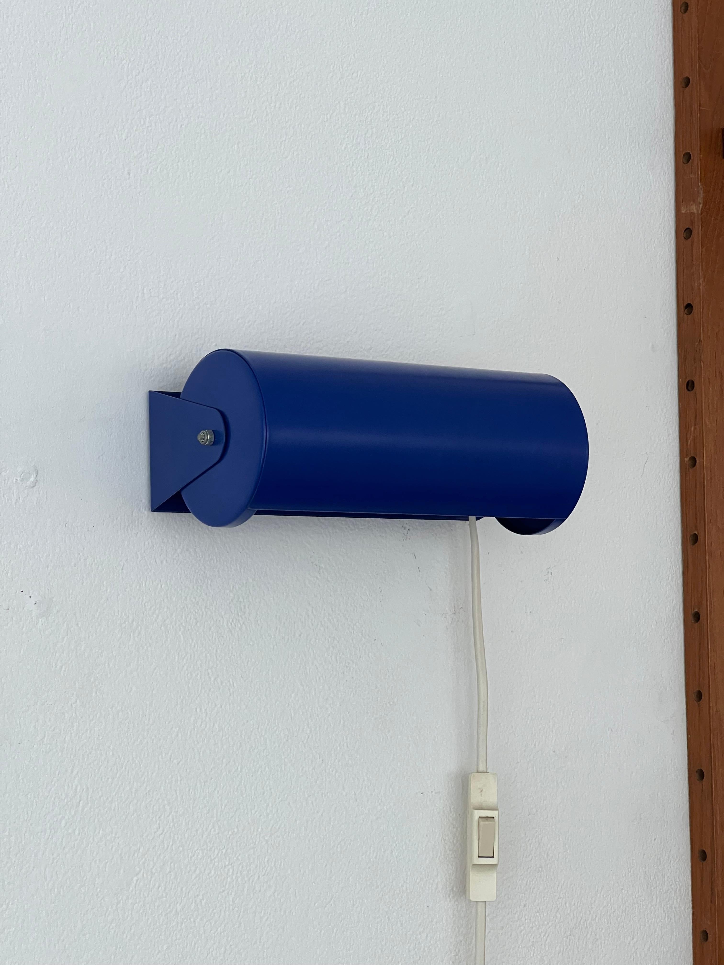 Cylindrical wall lamp produced by Ikea in the 80s.
It is composed of a blue lacquered metal body. The lampshade can be adjusted to vary the light beam.
In very good condition, due to age and use.