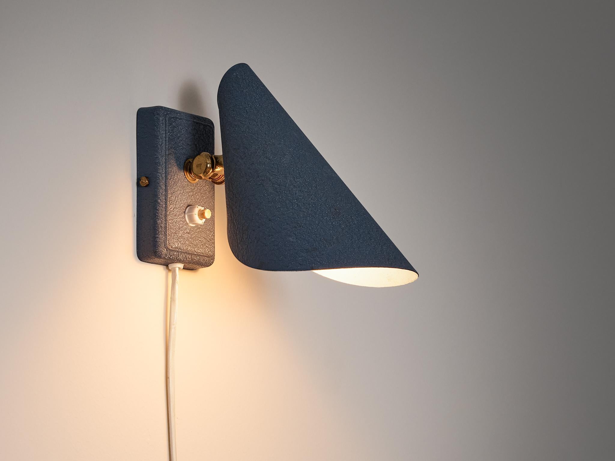 Wall light, texturised metal, brass, Europe, 1950s

Attractive wall light in blue metal with brass detailing. The hood of this wall lamp has a very elegant curve. This small light produces a strong and bright light, perfect for a reading nook or