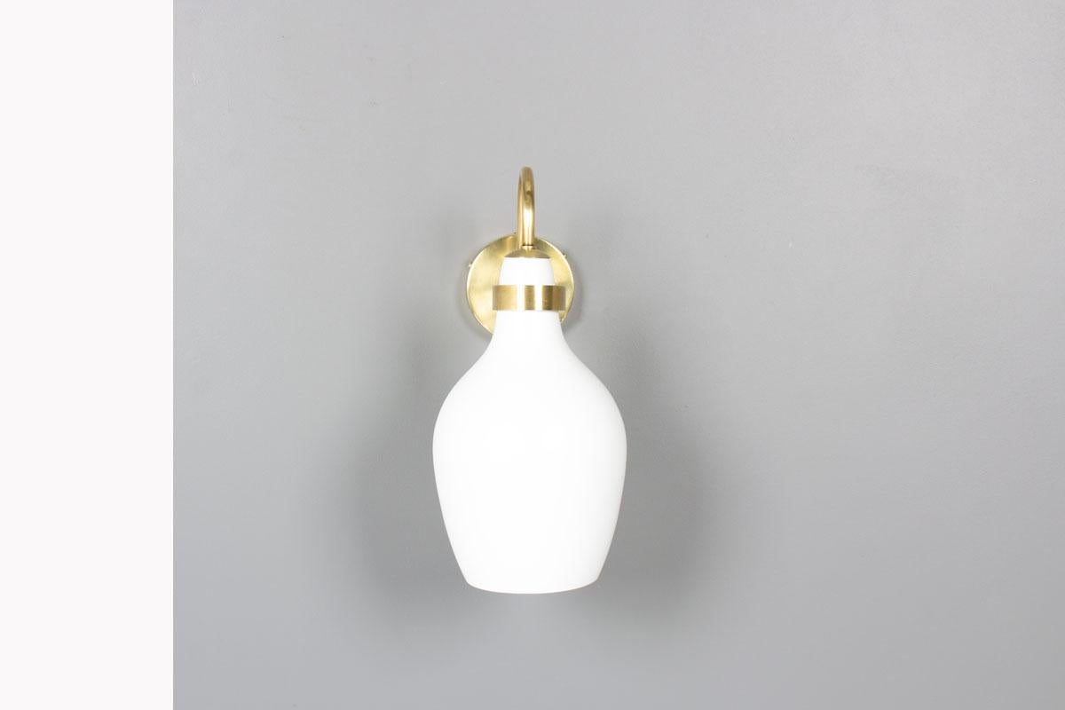 Lampada da parete degli anni '50 ed edita da Stilnovo
Ottone e vetro opalino