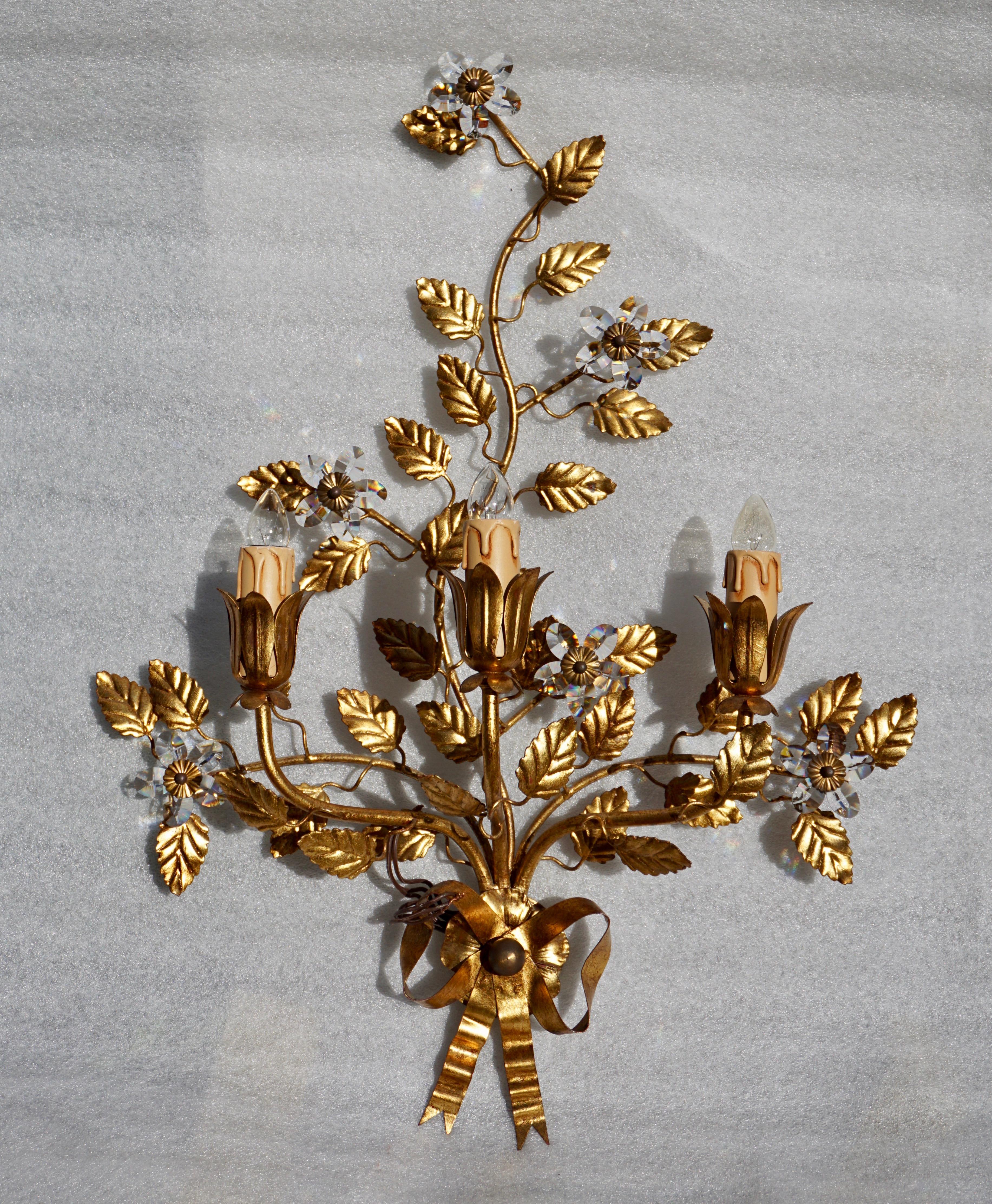Vergoldete Leuchte aus Messing mit Kristallblumen. Italien.
Maße: Höhe 60 cm.
Breite 45 cm.
Tiefe 17 cm.
Baum E14 Glühbirnen.
 