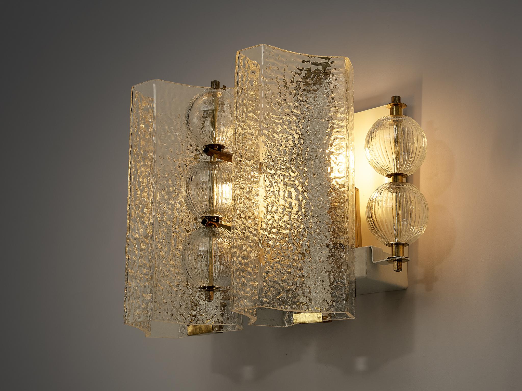 Applique, verre, laiton, acier, Europe, années 1970.

Applique exquise originaire d'Europe dans les années 1970, présentant un mélange intemporel de verre et de laiton. Avec ses tubes et ses sphères en verre et ses deux points lumineux, chacun orné