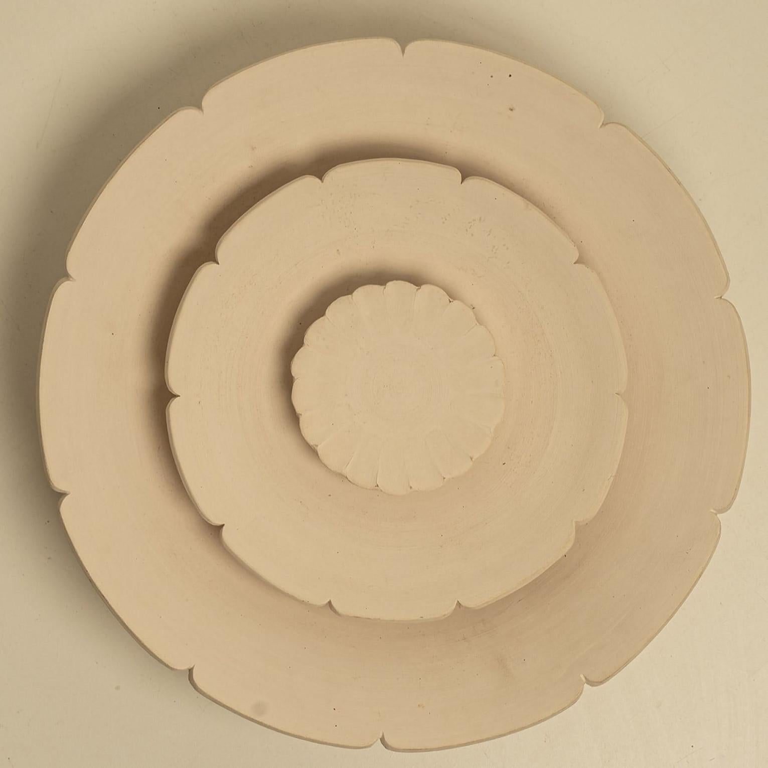 Spectacular circular ceramic wall light, with beautiful accents. Manufactured in Denmark in the 1970s. In excellent condition, in the style of Axella. A beautiful wall light that complements many interiors. Illuminates beautifully.

Cleaned,