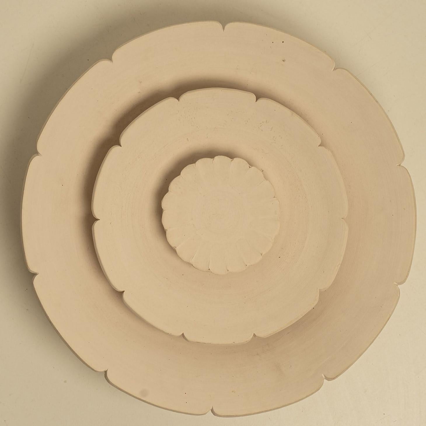 Spectacular circular ceramic wall light, with beautiful accents. Manufactured in Denmark in the 1970s. In excellent condition, in the style of Axella. A beautiful wall light that complements many interiors. Illuminates beautifully.

Cleaned,