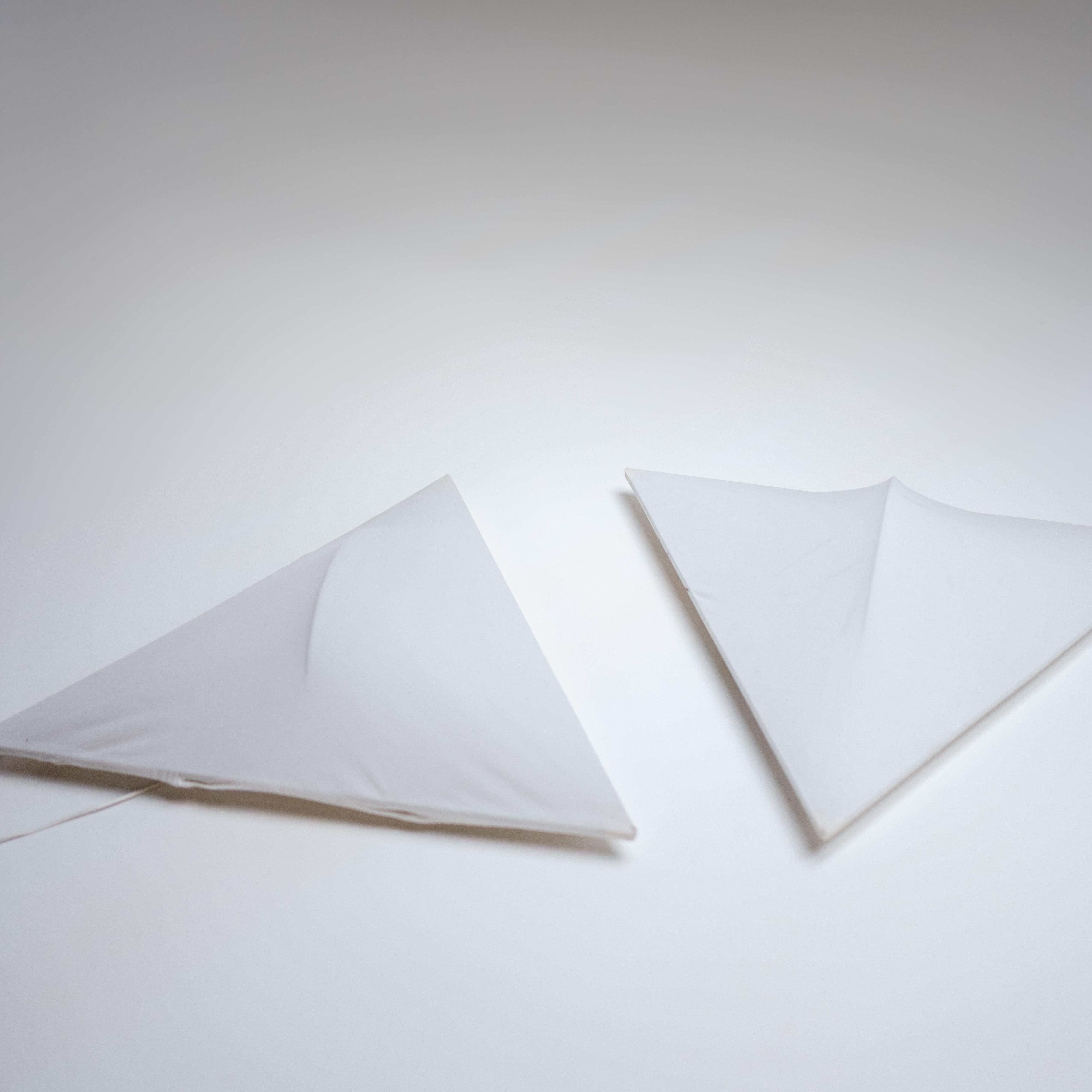 Das Licht spiegelt das raffinierte Gleichgewicht des Architekten zwischen Geometrie und Atmosphäre wider. Die dreieckige Form mit ihrer subtilen Faltung und dem Spiel von Licht und Schatten greift die minimalistische Sprache der zeitgenössischen