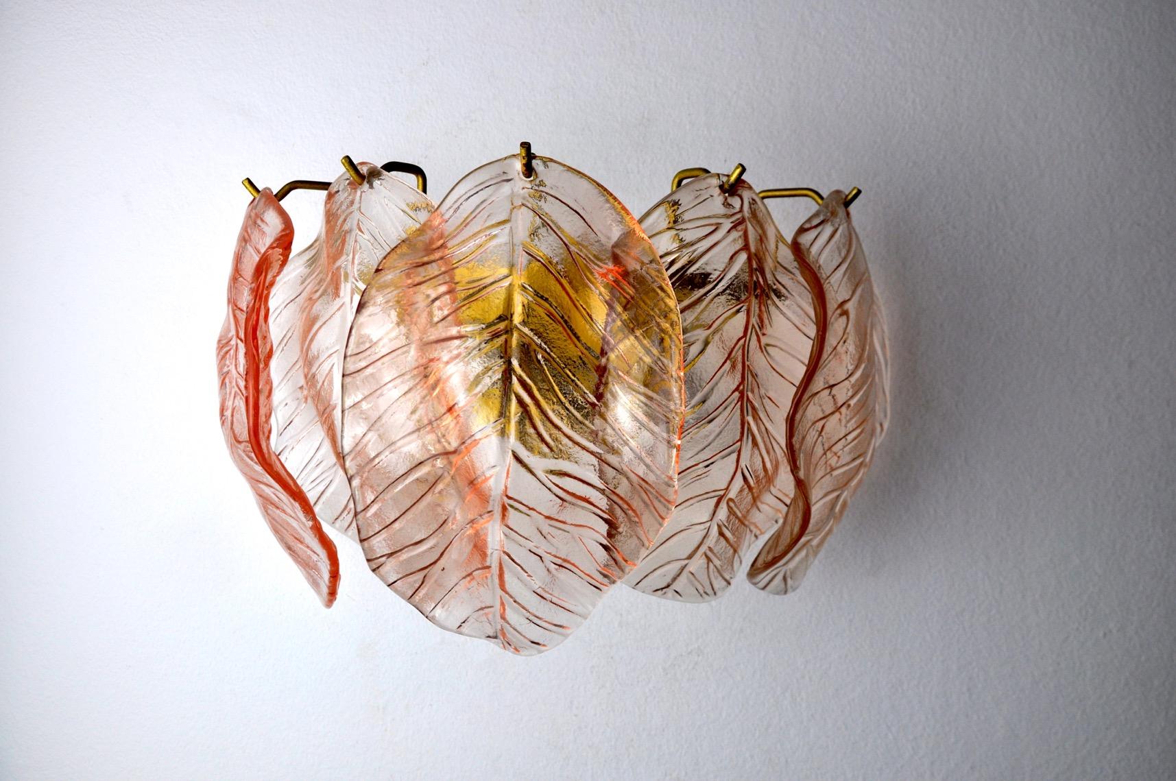 Very beautiful mazzega murano wall lamp produced in italy in the 70s. Murano glass crystals, pink leaf shape and gilded metal structure. Unique object that will illuminate wonderfully and bring a real design touch to your interior. Electricity