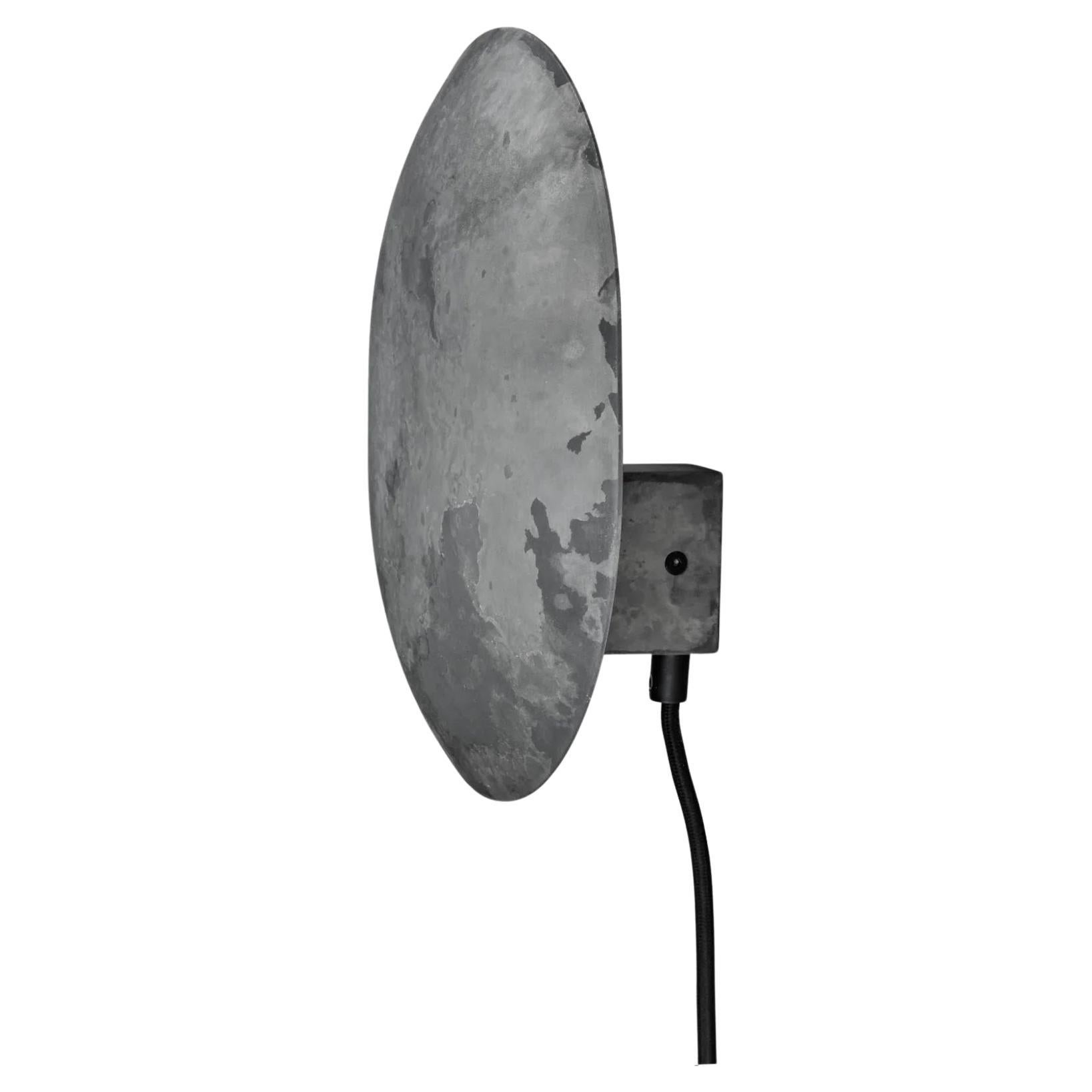 Wandleuchte aus grau oxidiertem Metall, zeitgenössisches Stück.
                   
Diese Wandleuchte aus grau oxidiertem und handgebürstetem Metall verbreitet ein sanftes, indirektes Licht. 

 Farbe / MATERIAL:
Metall: Oxidiertes Metall
Kabel:
