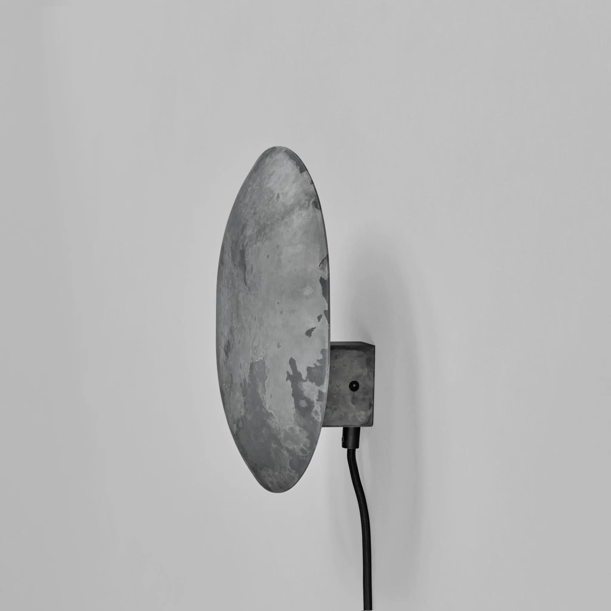 Wandleuchte, hergestellt aus grau oxidiertem Metall, Contemporary Piece. (Moderne) im Angebot