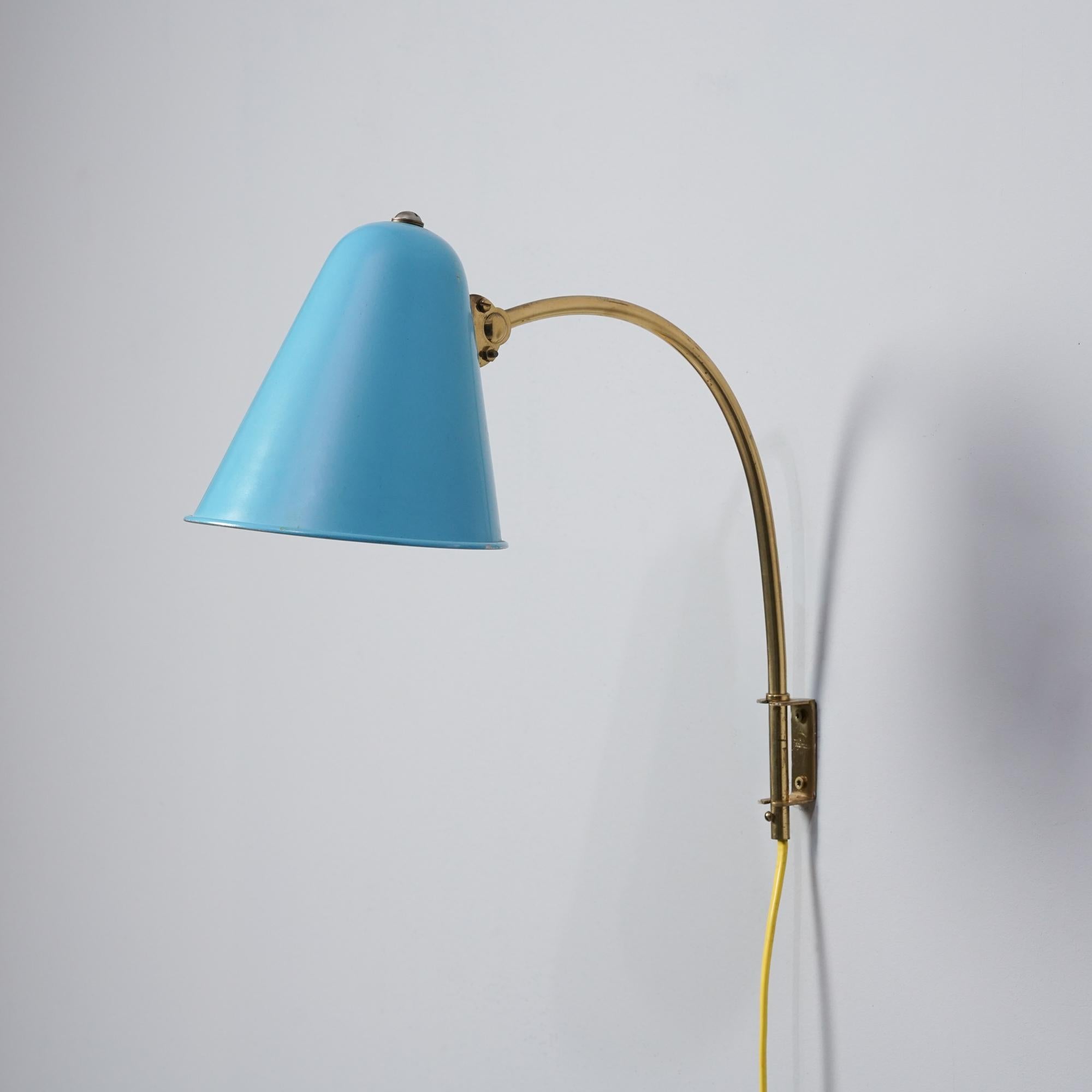 Wall light Model 71030, design Paavo Tynell, manufactured by Idman Oy, 1960s. Brass frame, rare blue painted original metal shade. Marked. Good vintage condition, patina consistent with age and use. 

Paavo Tynell (1890-1973) is one of the most