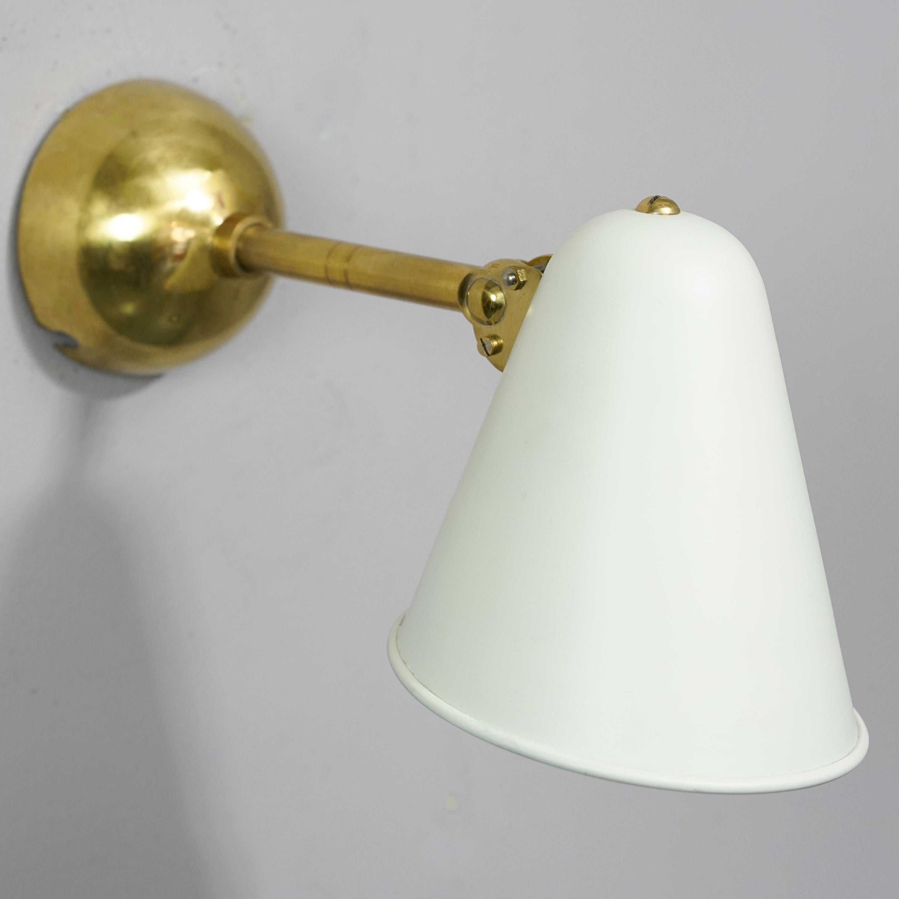  Wall light model 82200P, design Paavo Tynell,  manufactured Idman in the 1960s. Brass and metal. Good vintage condition, minor patina and wear consistent with age and use. 

This elegant wall light is a classic example of Finnish design from the