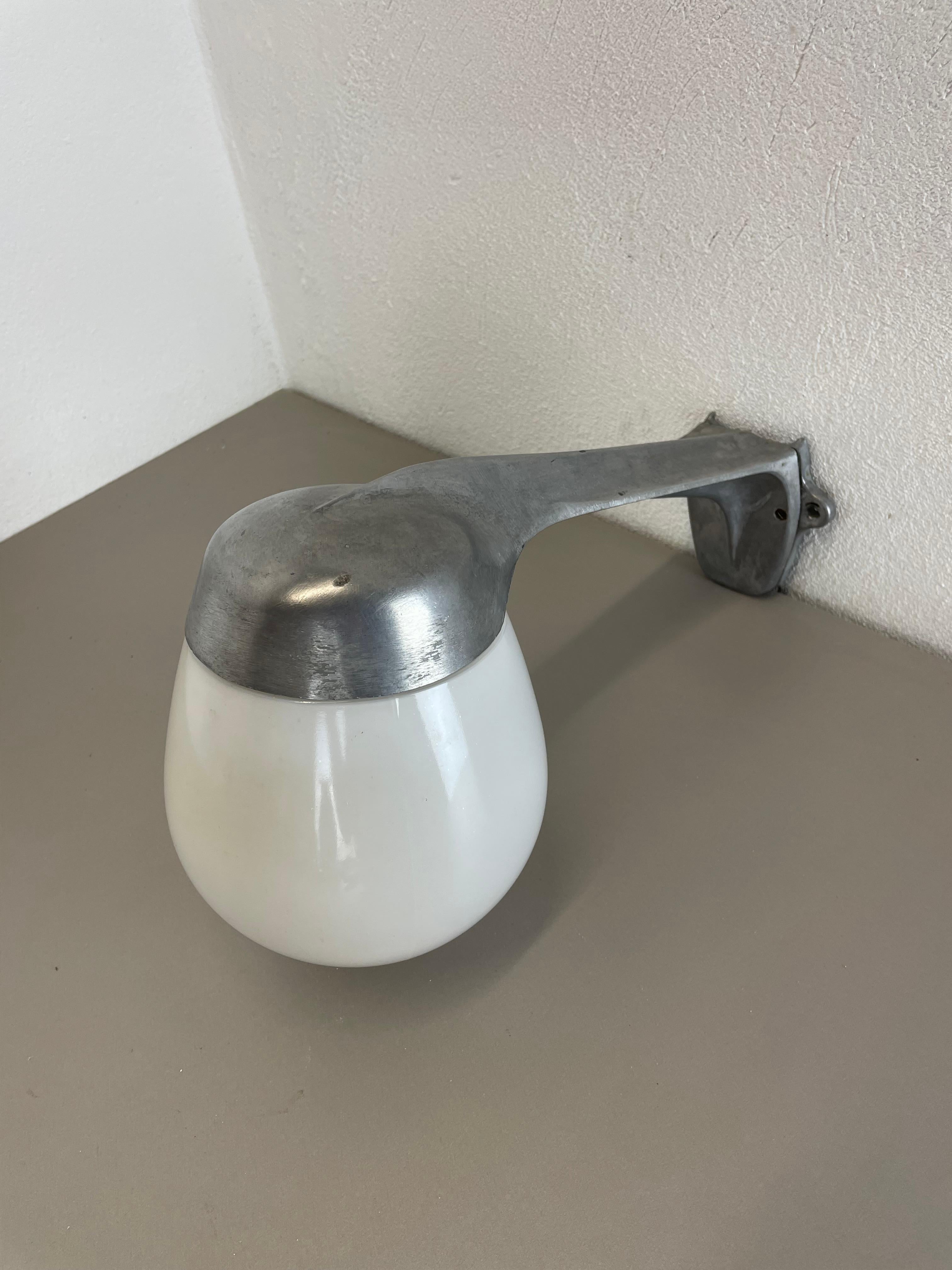 Article:

wall light


Design:

Wilhelm Wagenfeld



Producer:

Lindner Gmbh, Germany



Age:

1950s


Model:

WV 366





Original vintage wall light designed by Wilhelm Wagenfeld and produced by Lindner Gmbh, Germany in the 1950s. It is the model