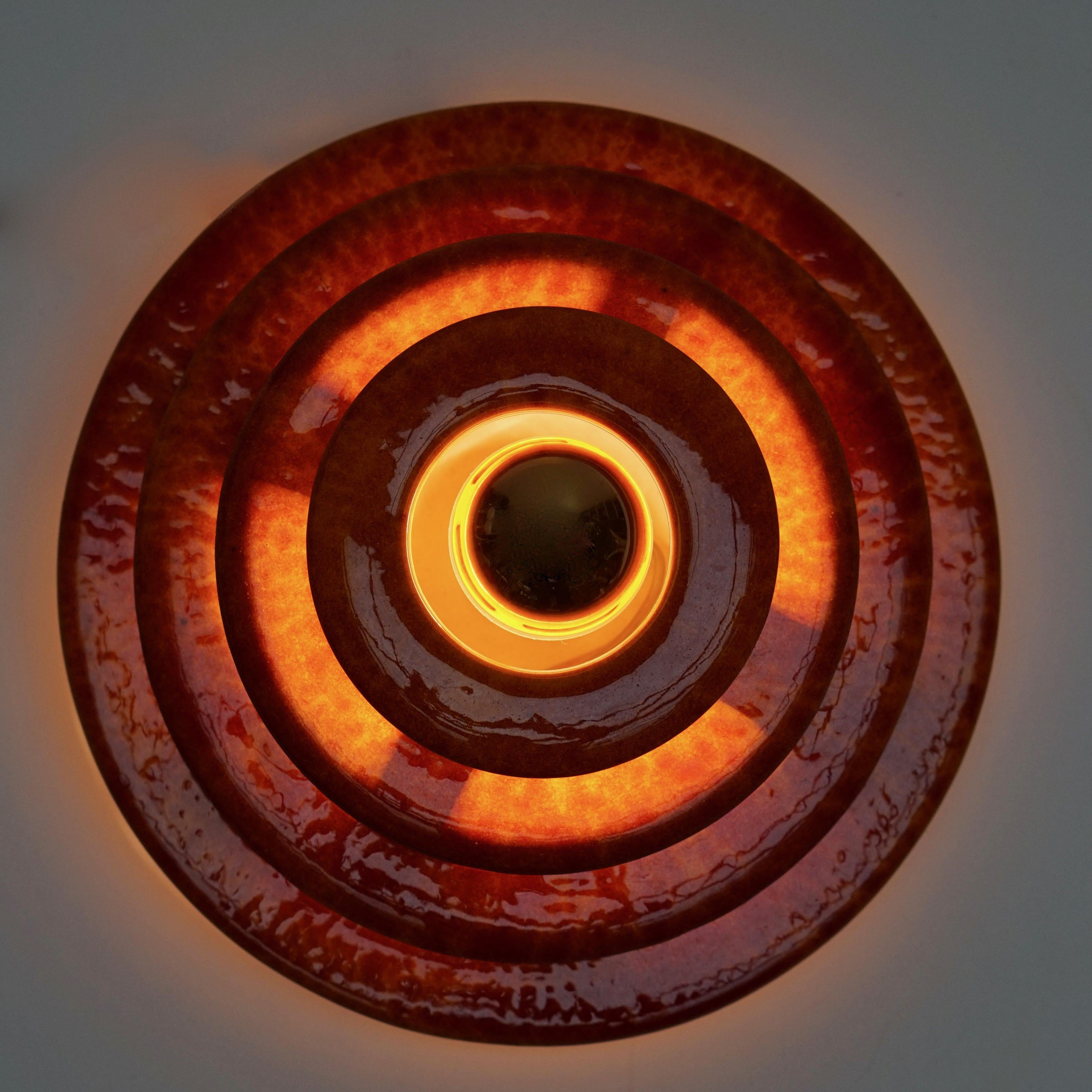 Beautiful round ceramic wall lamp or flush mount light.
Italy, 1970s.
Measures: Diameter 30 cm.
Depth 15 cm.
One E27 bulb.