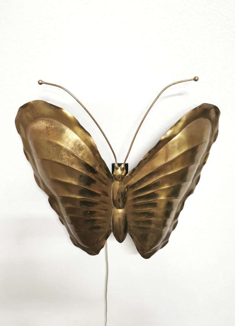 Wall lamp produced by the Italian company Relco in the 60s. The lamp has the shape of a brass butterfly, with 2 E27 lights structure in black enamelled metal. Note the 