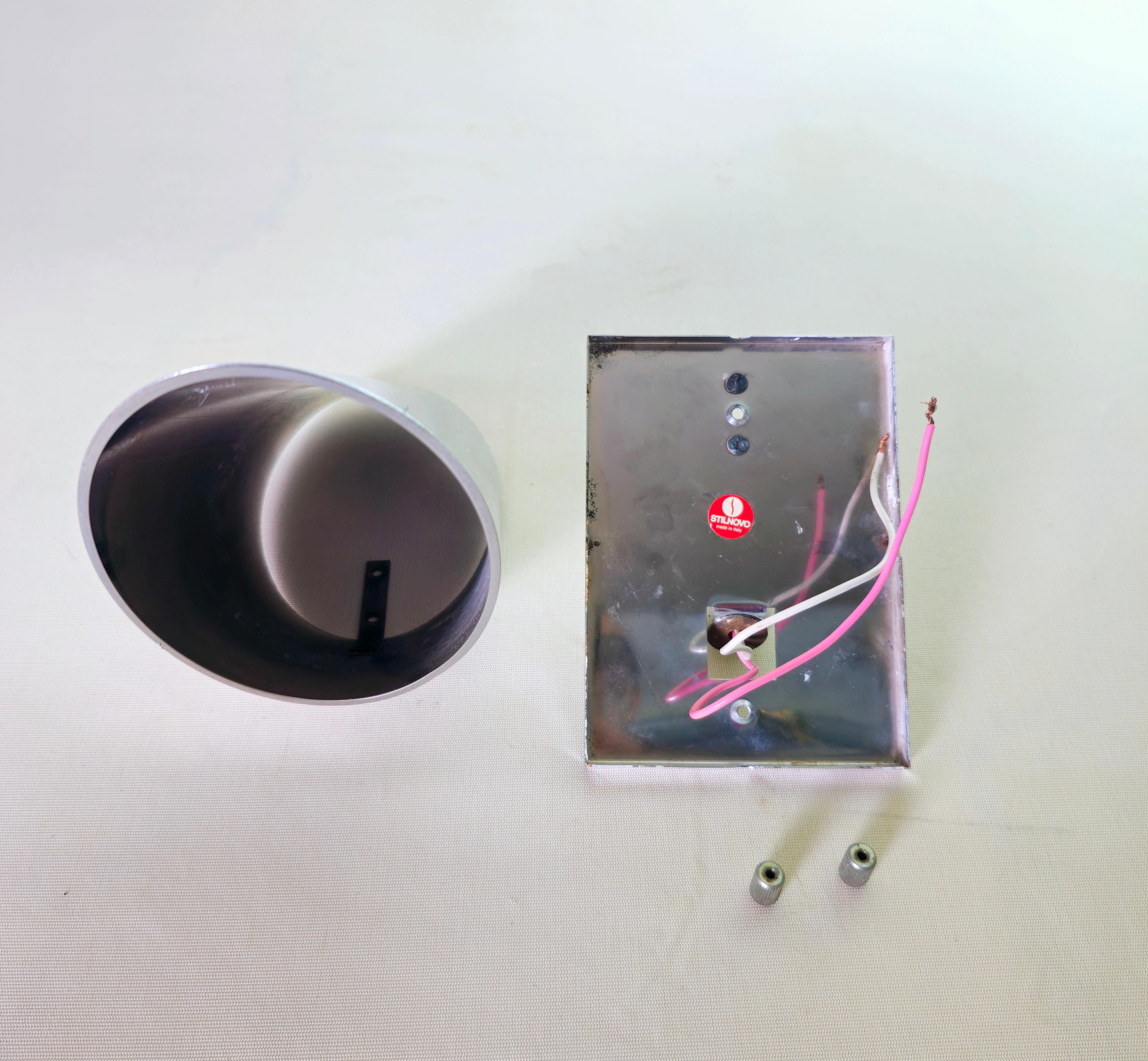 Stilnovo Wandleuchte (Produktionslabel) mit einem Licht. Zylindrischer Diffusor aus verchromtem Stahl/Aluminium. Rechteckiger Sockel aus verchromtem Metall. Dieses Design ist aufgrund des nach oben gerichteten Lichtstrahls sehr begehrt.  Leider