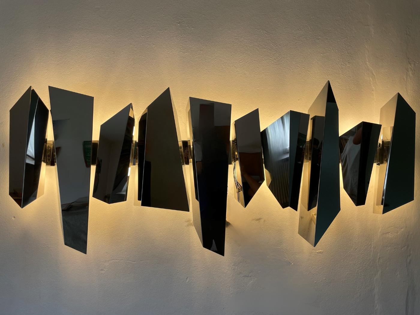 Large wall-mounted chromed steel lighted sculpture by Mario Torregiani, circa 1990
Made in Italy, it's in perfect condition and very difficult to find.
Italian plug.


