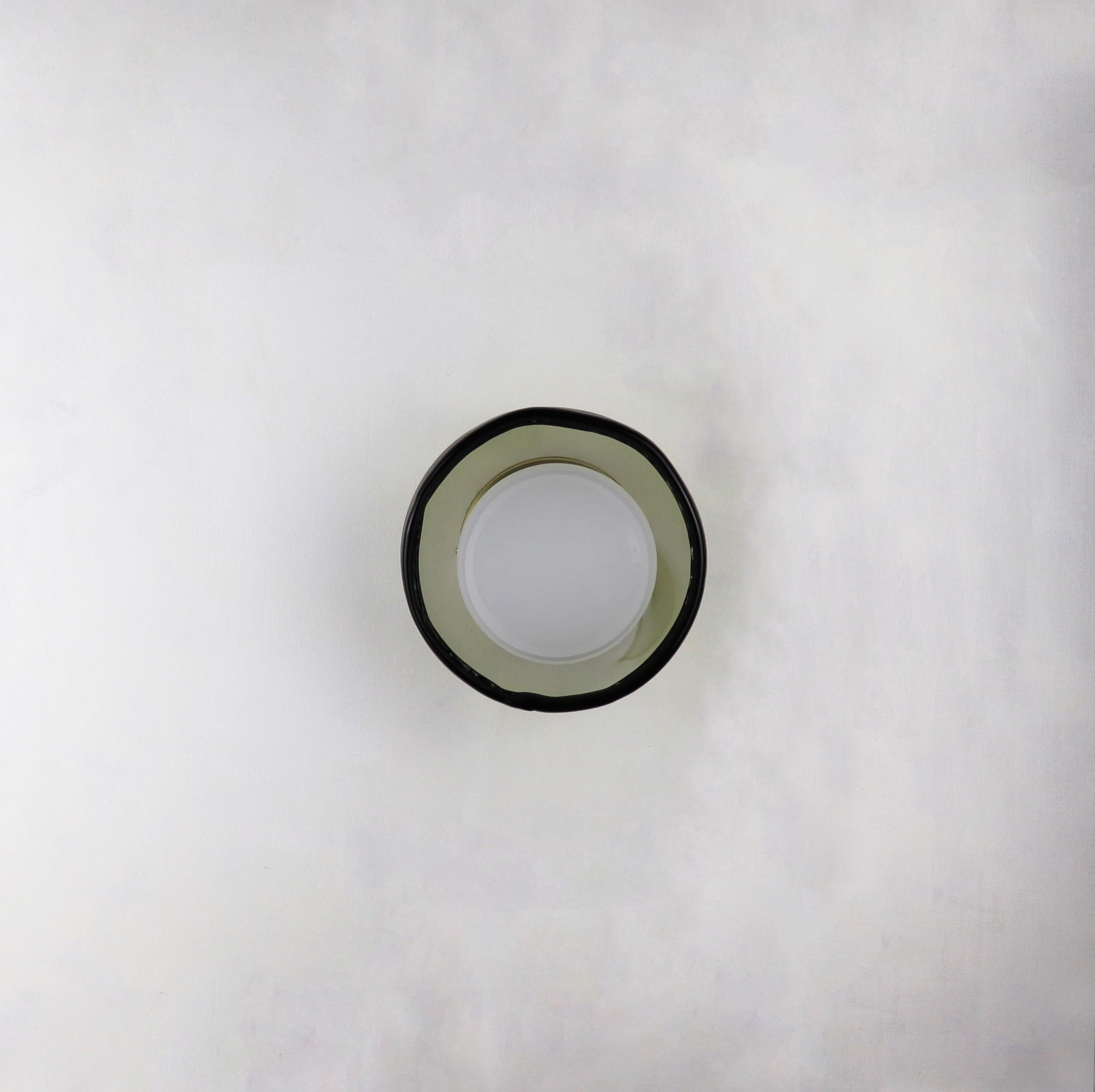 OBJET LÉGER 030.1
Applique murale

La petite applique est fabriquée en verre soufflé à la main, offrant une présence délicate mais expressive. Sa taille compacte permet de l'utiliser plusieurs fois sur un mur, créant des points superposés de lueur
