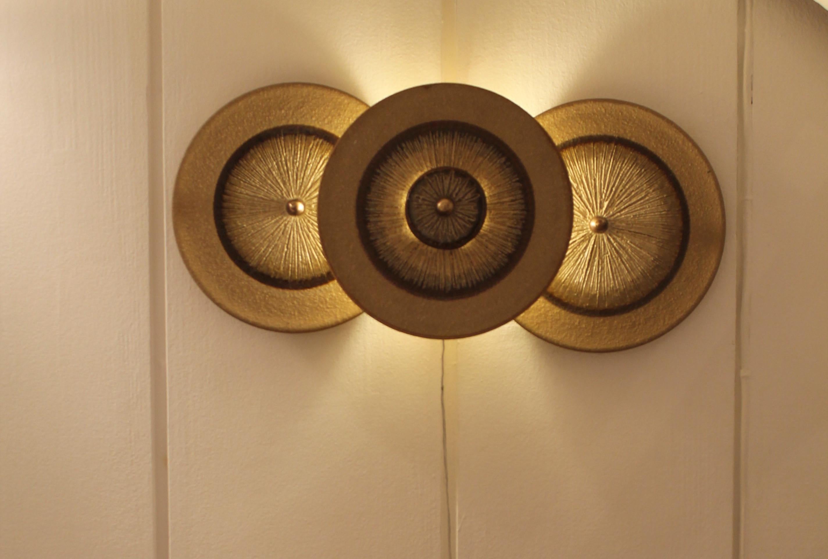 Edition Soholm
Painted ceramic wall lamp with 3 discs
Denmark 1970
Length: 55cm
Width: 24 cm
Height: 8 cm