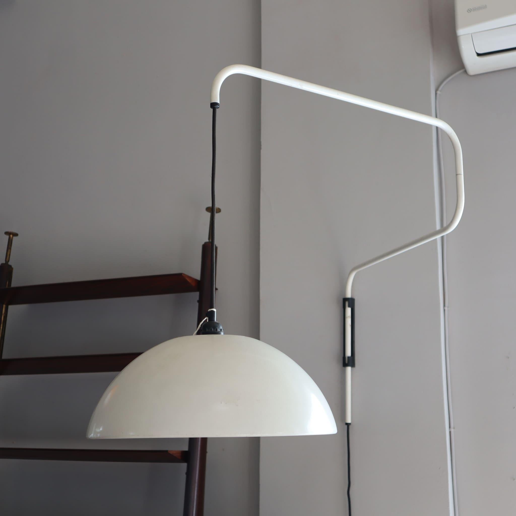 Applique blanche Elio Martinelli pour Martinelli Luce, Italie, 1960
L'applique murale conçue par Elios Martinelli pour Martinelli Luce dans les années 1960 est une pièce emblématique du style Mid-Century Modern, parfaite pour ajouter une touche