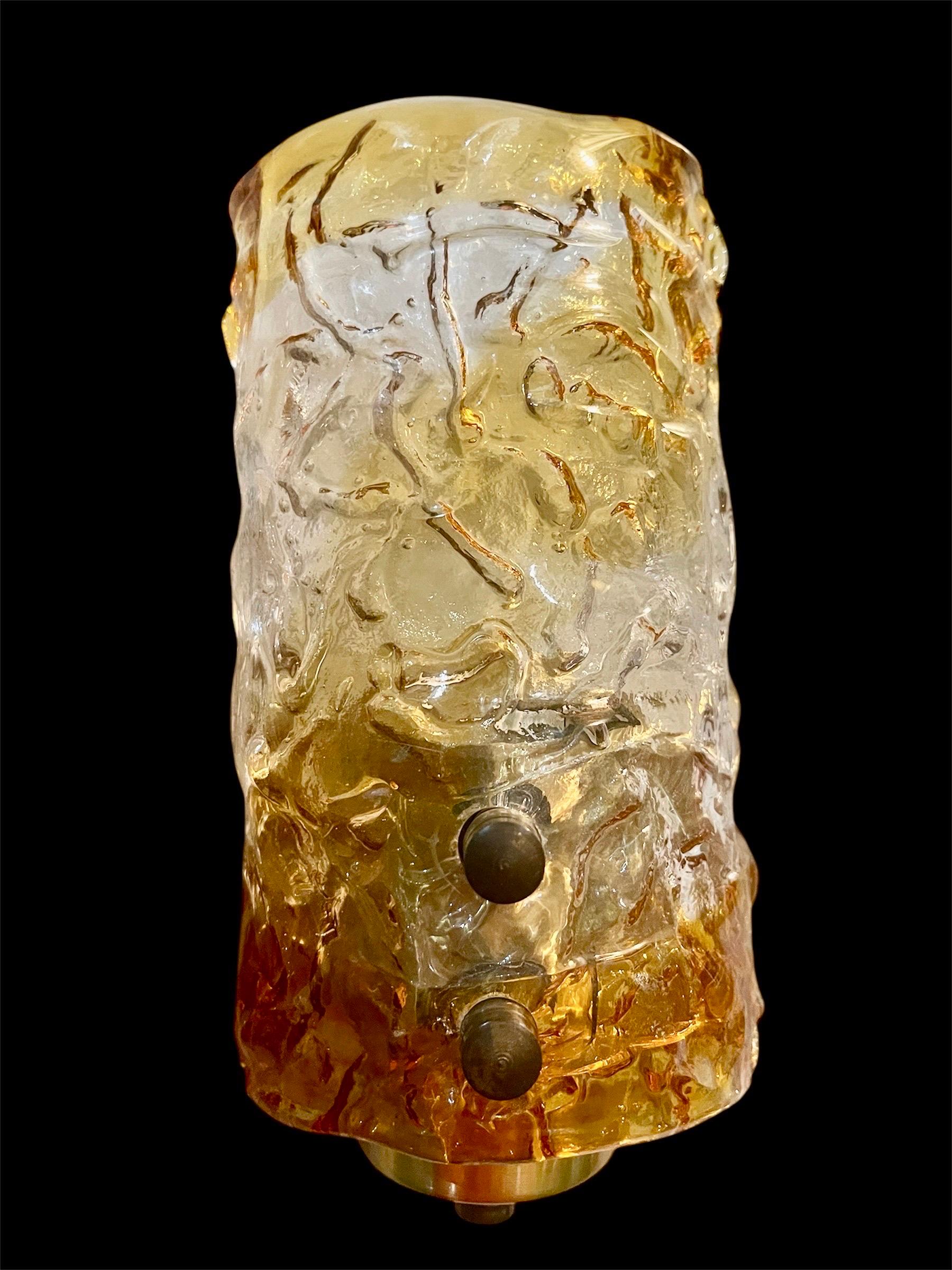 Eccezionale illuminazione da parete Mazzega Murano, set di 3 grandi vetri bicolore con struttura. Il design e la qualità del vetro rendono questo pezzo il migliore del design italiano.
Questo set unico di luci da parete di Mazzega Murano in vetro
