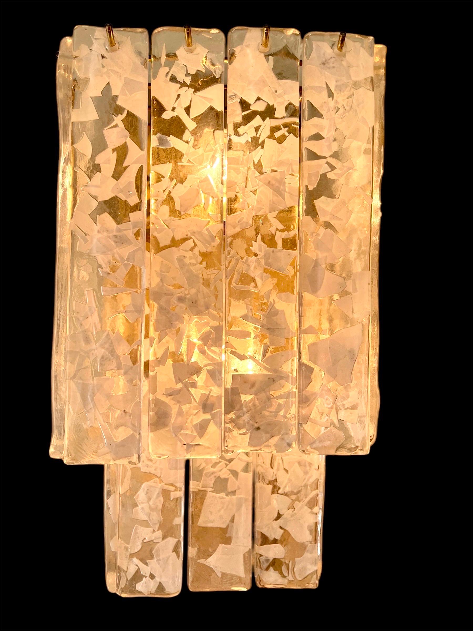 Exceptionnelle applique murale mazzega en verre Murano avec structure. Le design et la qualité du verre font de cette pièce le meilleur du design italien.
Cet ensemble unique de mazzega wall lighting glass murano est exceptionnel.
Mazzega est un