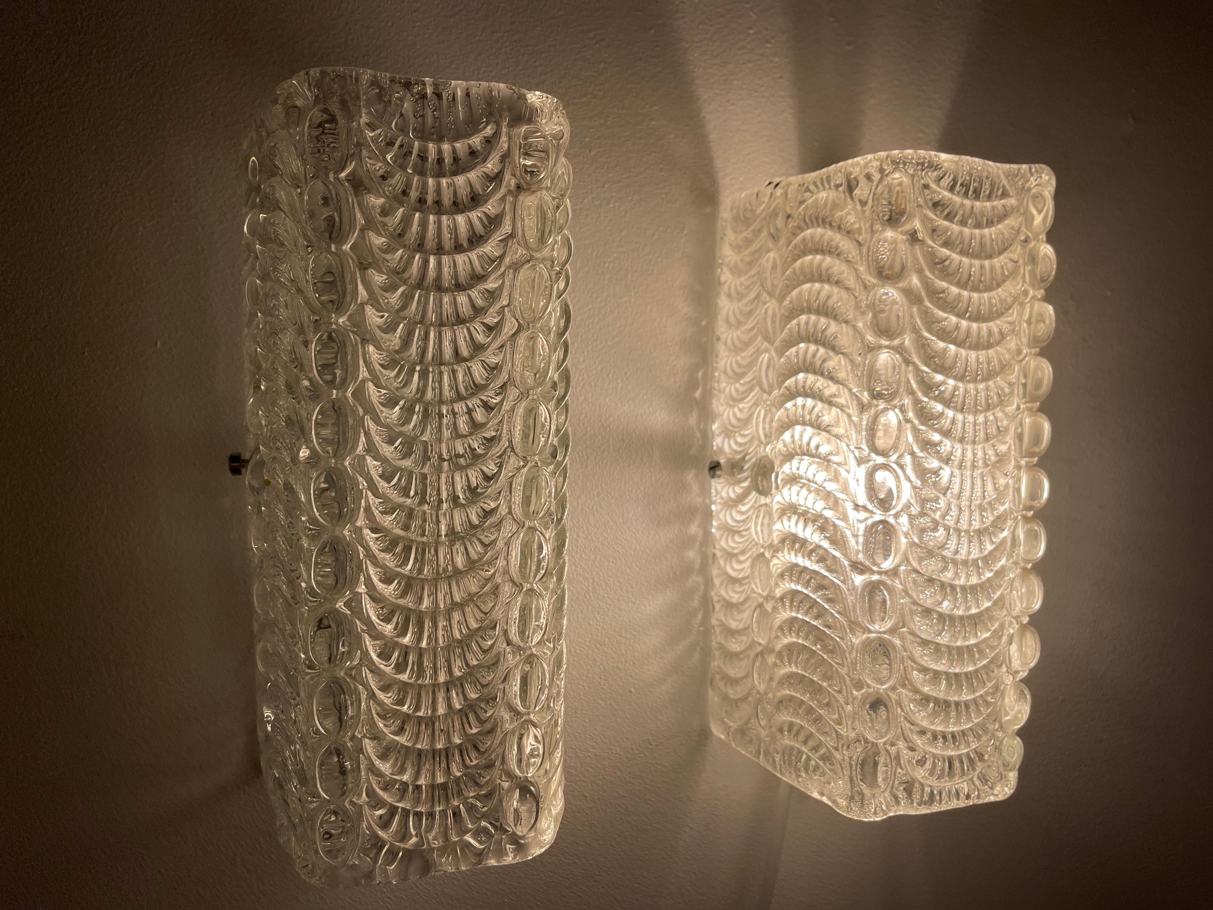 superbe mazzega wall lighting set of 2 large glass Murano with structure. The Design and the quality of the glass make this piece the best of the italian Design.
This unique set by mazzega wall lighting in glass murano are exceptional.
Mazzega is an