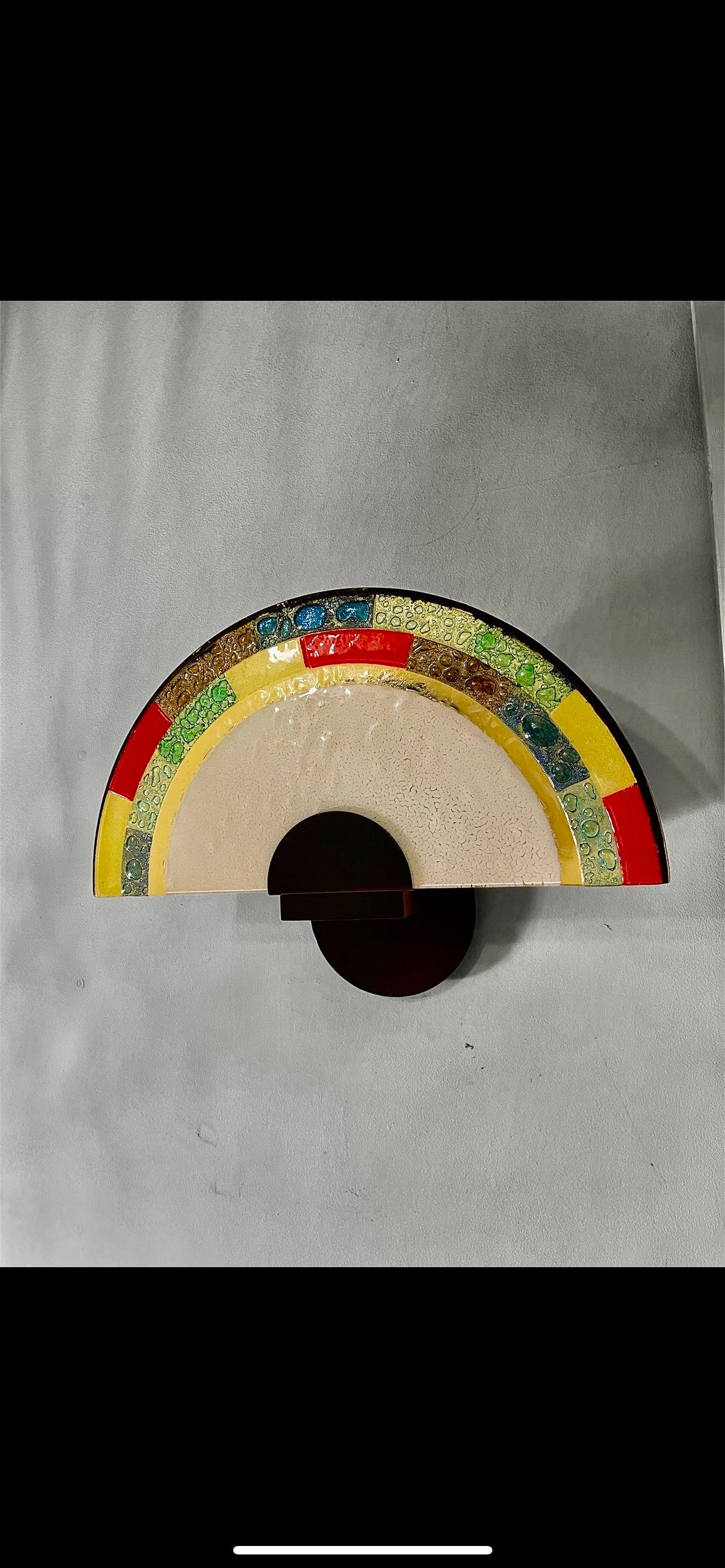 Grande coppia di lampade da parete post-moderne di Zonca.
Il design di questa lampada è un tipico esempio di stile post-moderno degli anni '80.
Il vetro di Murano a forma di ventaglio riprende i colori pastello di questo periodo, senza dimenticare
