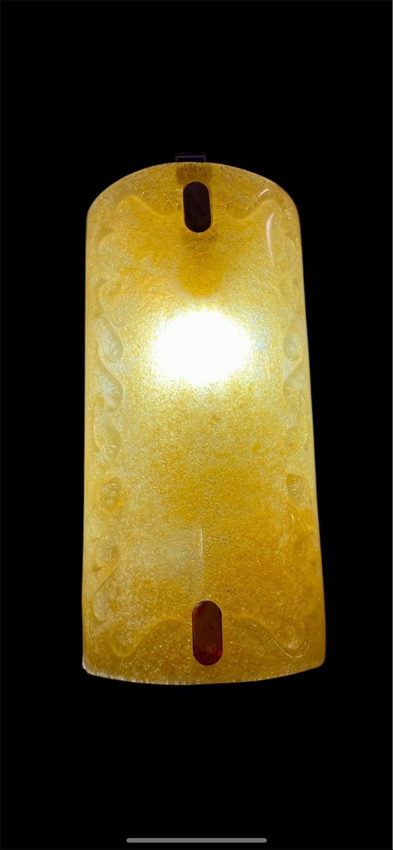 Mid-Century moderno Illuminazione da parete Murano con incrostazioni in vetro dorato 24 ct di Lumica , Italia anni '70 in vendita