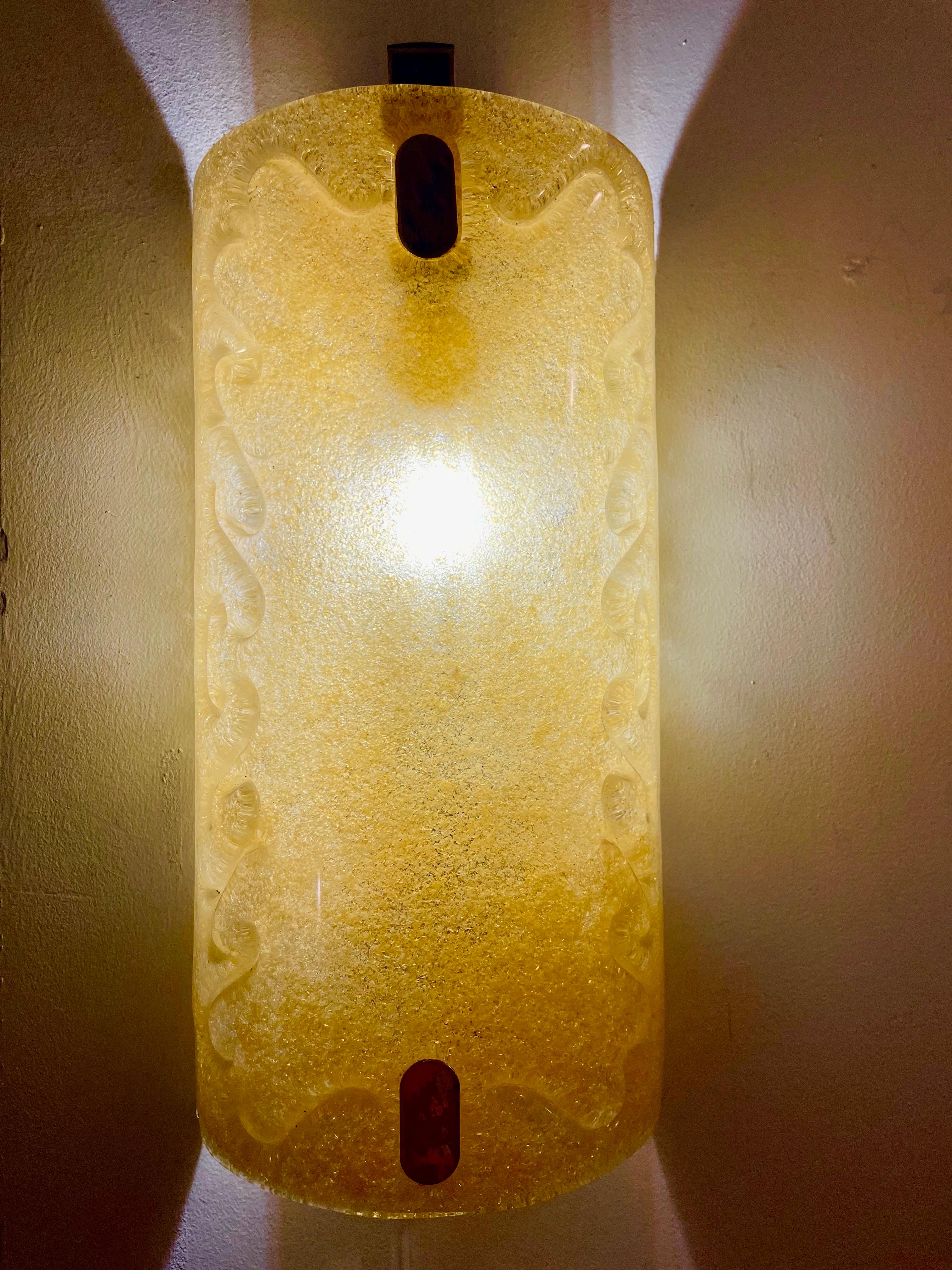 Intagliato a mano Illuminazione da parete Murano con incrostazioni in vetro dorato 24 ct di Lumica , Italia anni '70 in vendita