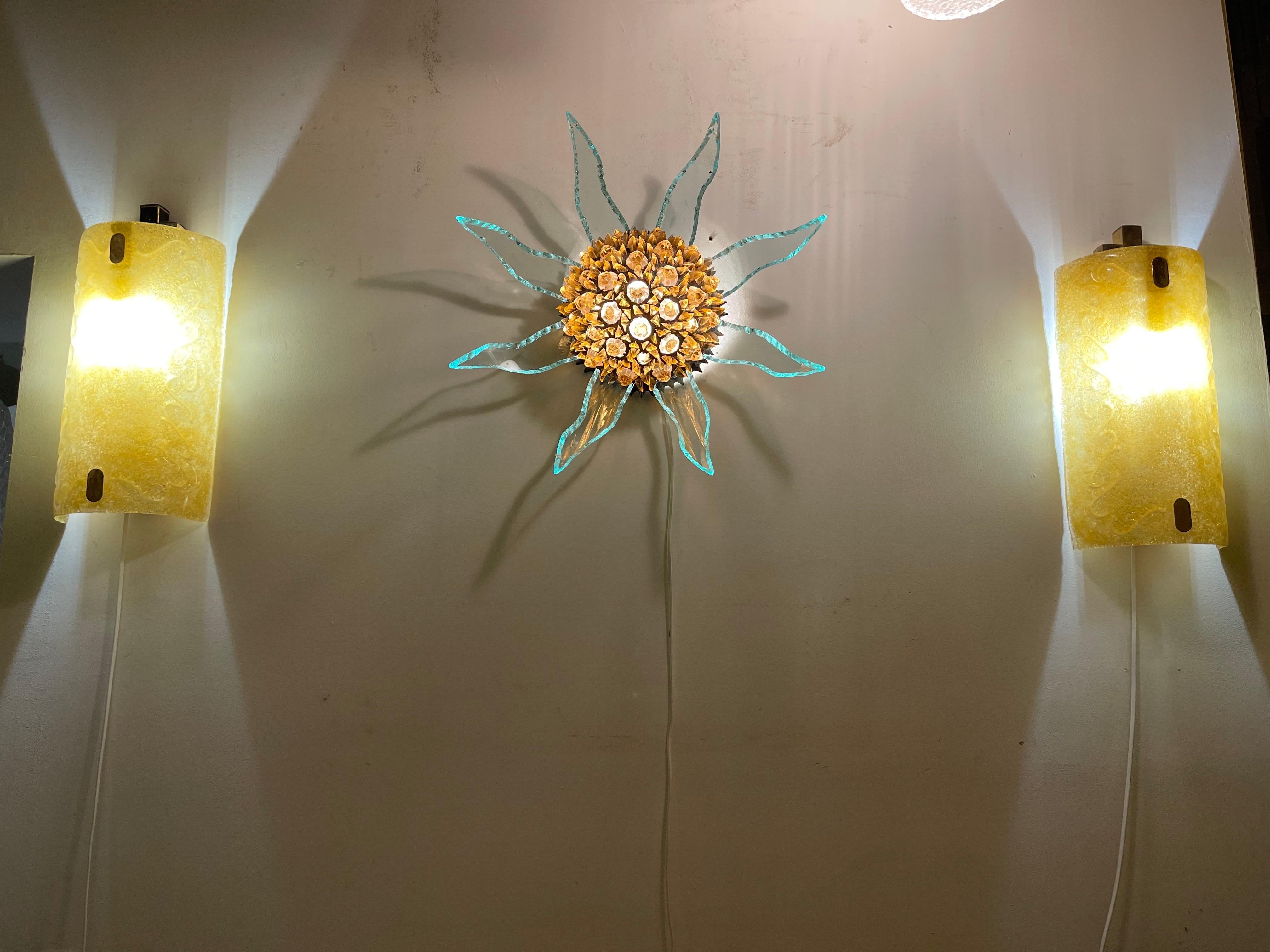 Fine XX secolo Illuminazione da parete Murano con incrostazioni in vetro dorato 24 ct di Lumica , Italia anni '70 in vendita